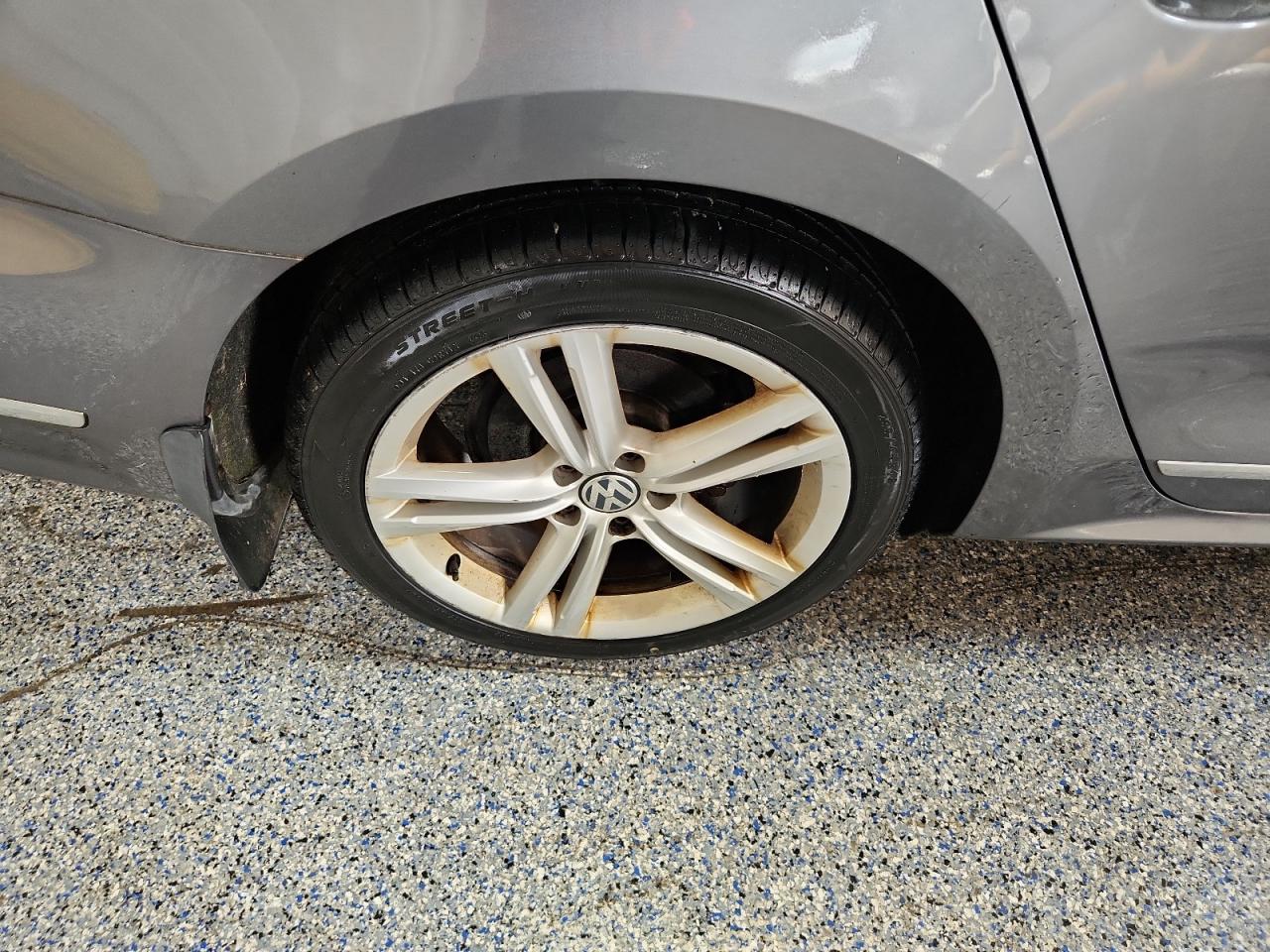 2015 Volkswagen Passat Sel Gray vin: 1VWCV7A36FC087231 Damage: Right Rear Wheel, Curb Rash, > 12 Inches