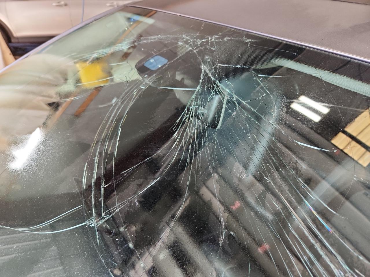 2015 Volkswagen Passat Sel Gray vin: 1VWCV7A36FC087231 Damage: Windshield, Broken, Replacement Required