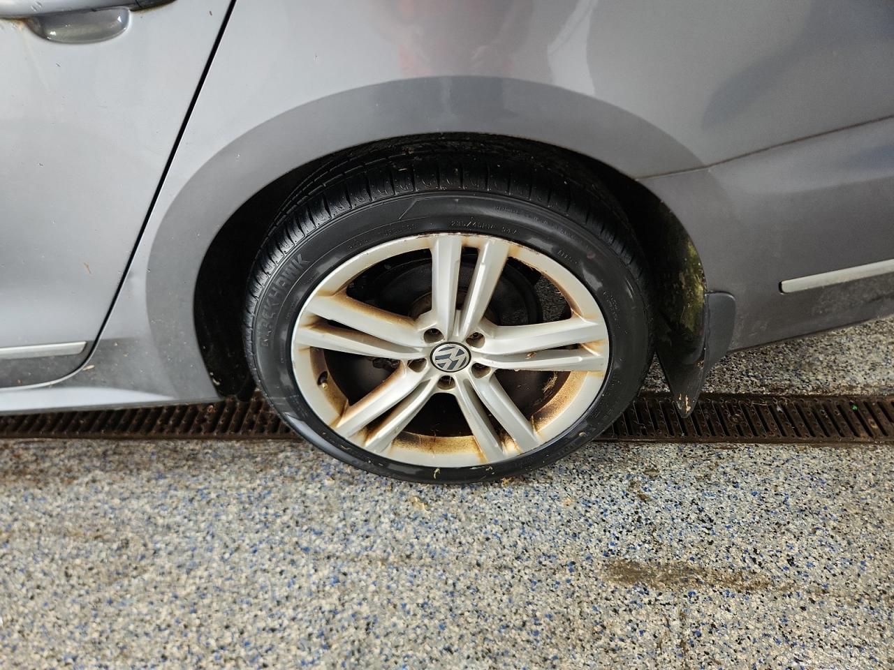 2015 Volkswagen Passat Sel Gray vin: 1VWCV7A36FC087231 Damage: Left Rear Wheel, Curb Rash, > 12 Inches