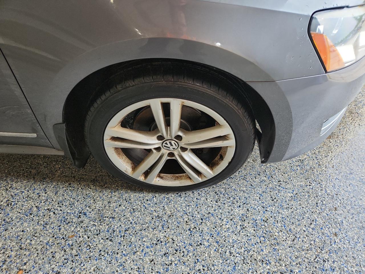 2015 Volkswagen Passat Sel Gray vin: 1VWCV7A36FC087231 Damage: Right Front Wheel, Curb Rash, > 12 Inches