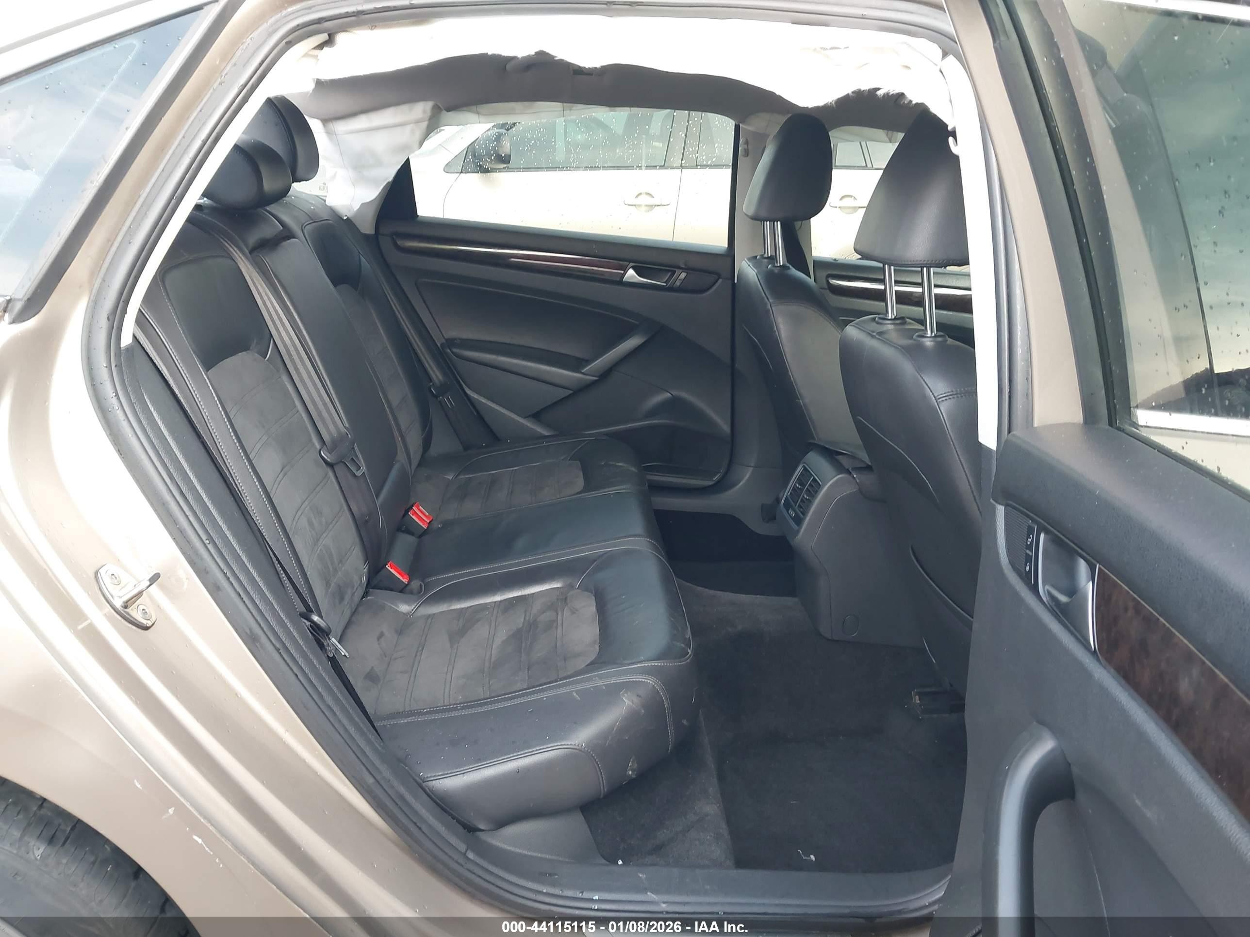 2015 Volkswagen Passat 2.0l Tdi Sel Premium Gold vin: 1VWCV7A37FC034327