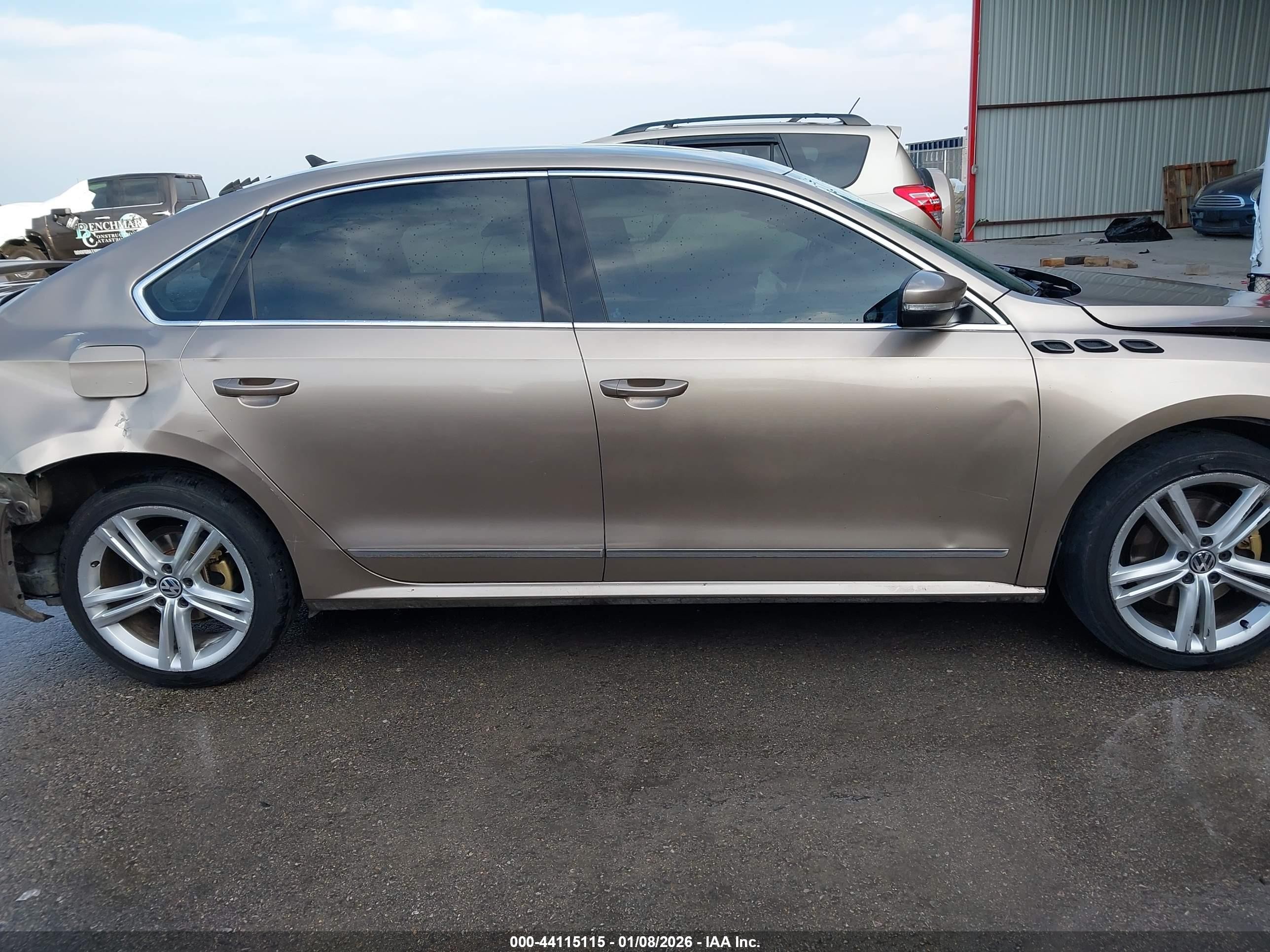 2015 Volkswagen Passat 2.0l Tdi Sel Premium Gold vin: 1VWCV7A37FC034327