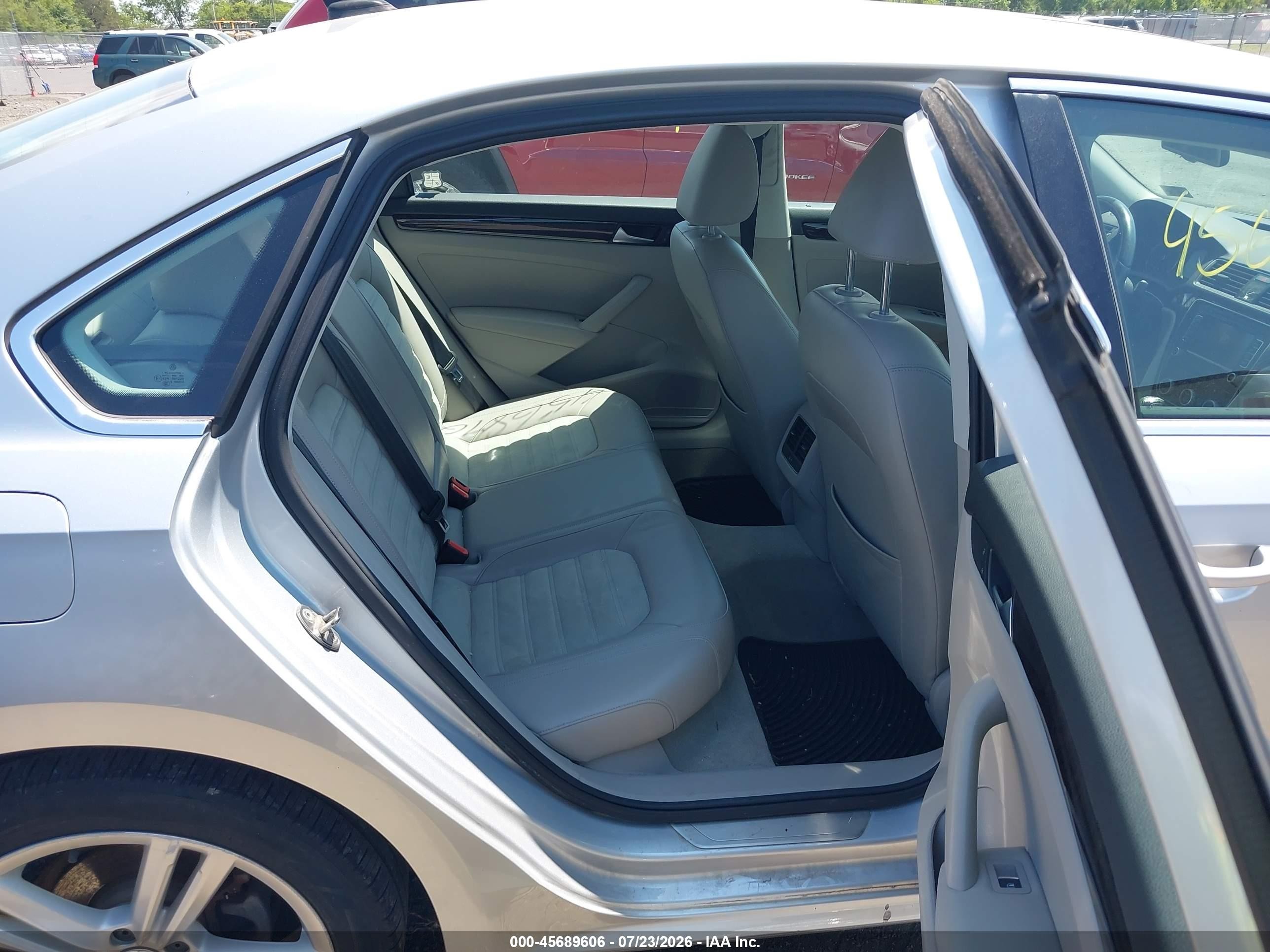 2015 Volkswagen Passat 2.0l Tdi Sel Premium Silver vin: 1VWCV7A38FC032571