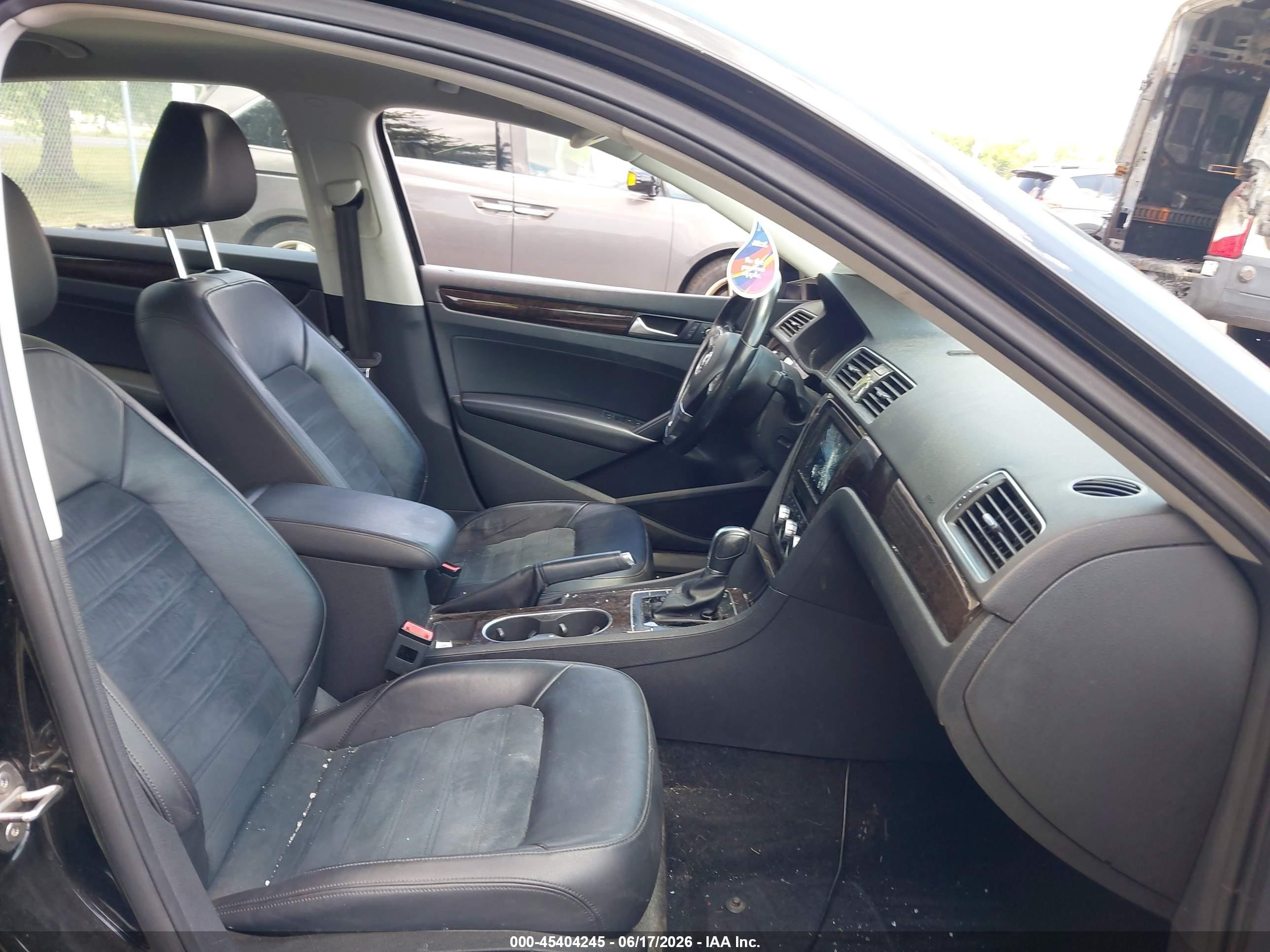 2015 Volkswagen Passat 2.0l Tdi Sel Premium Черный vin: 1VWCV7A39FC054806