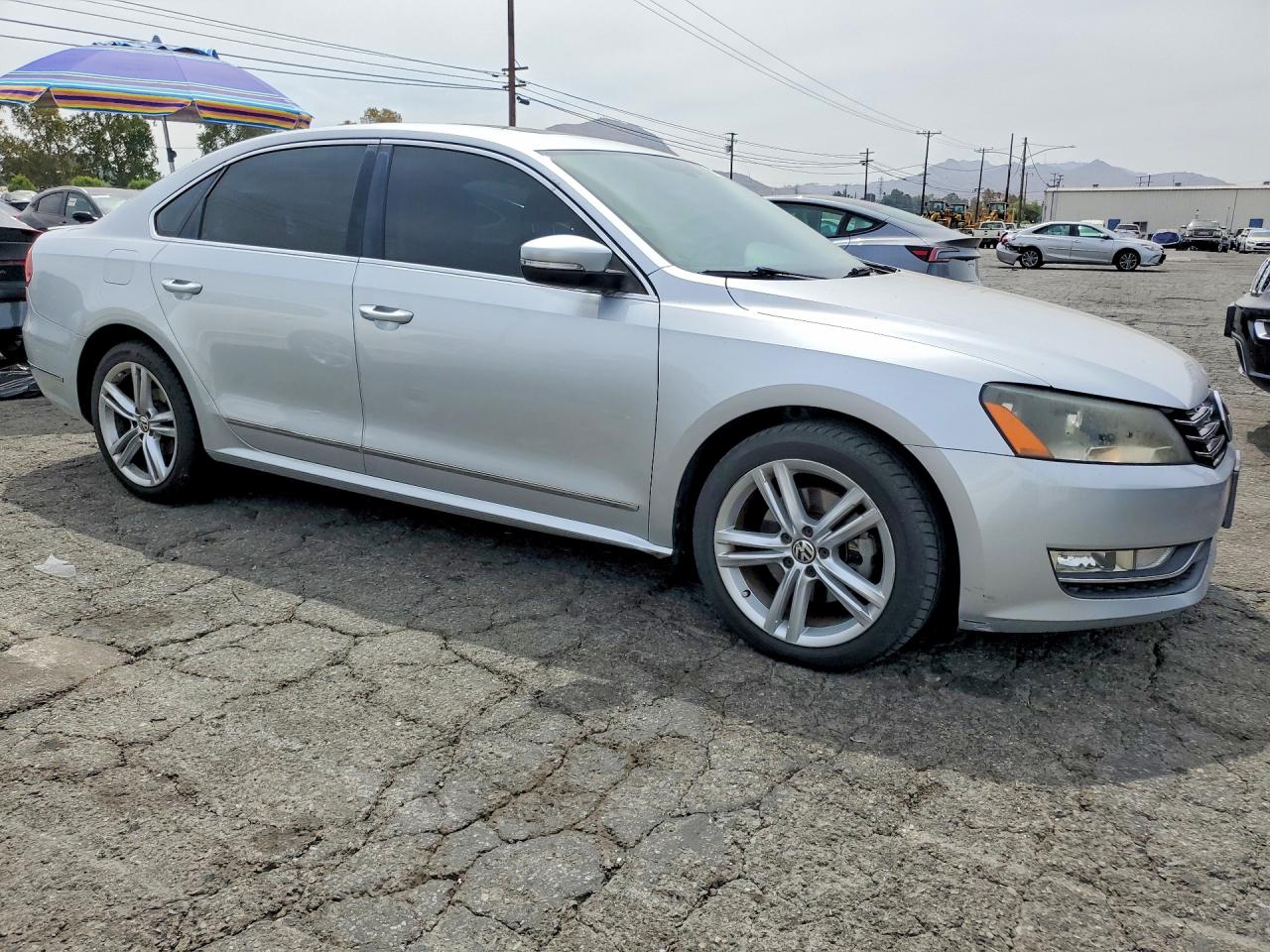 2015 Volkswagen Passat 4d 2wd Silver vin: 1VWCV7A39FC063327