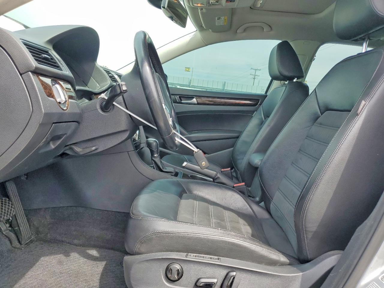 2015 Volkswagen Passat 4d 2wd Silver vin: 1VWCV7A39FC063327