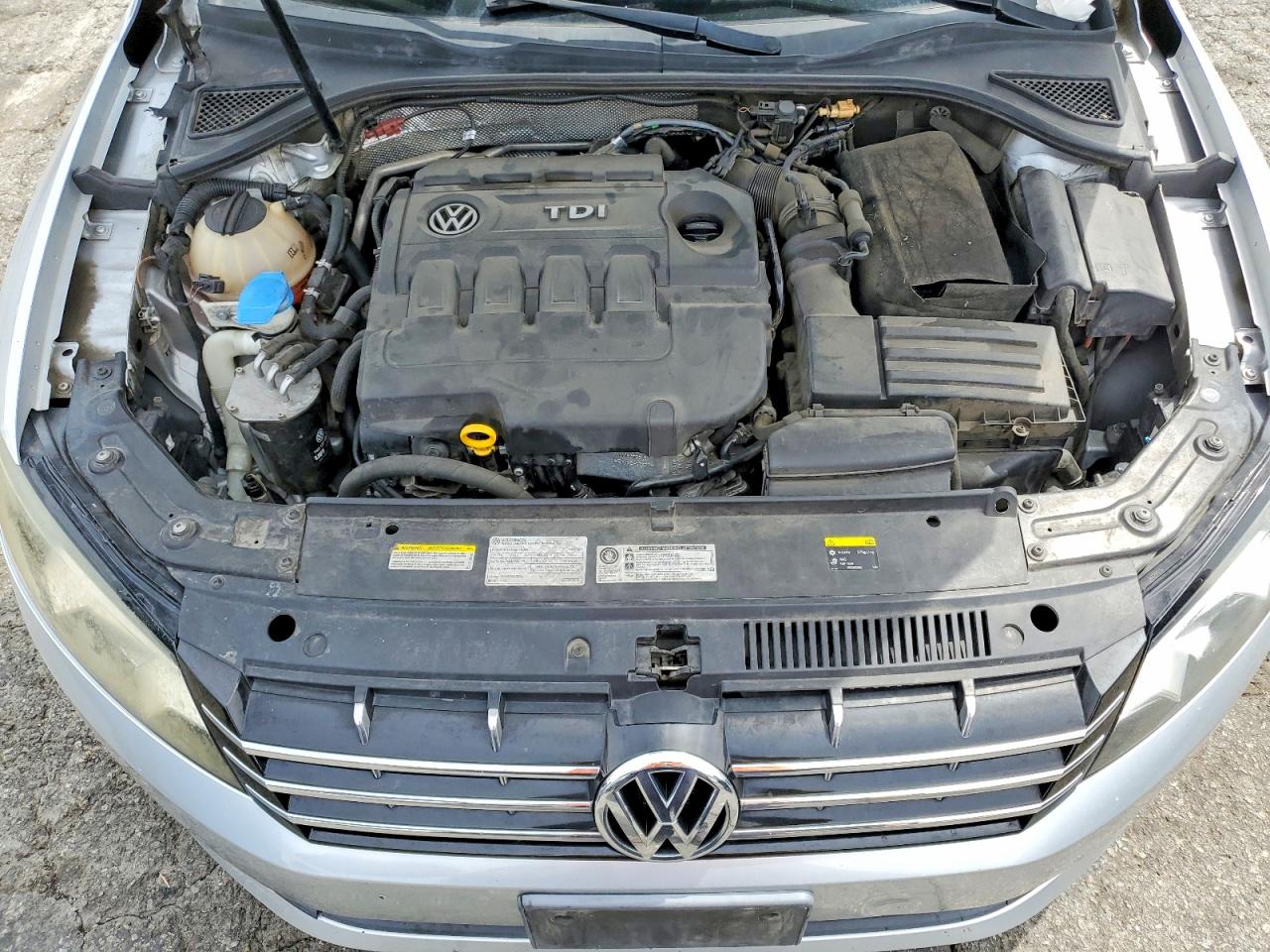 2015 Volkswagen Passat 4d 2wd Silver vin: 1VWCV7A39FC063327