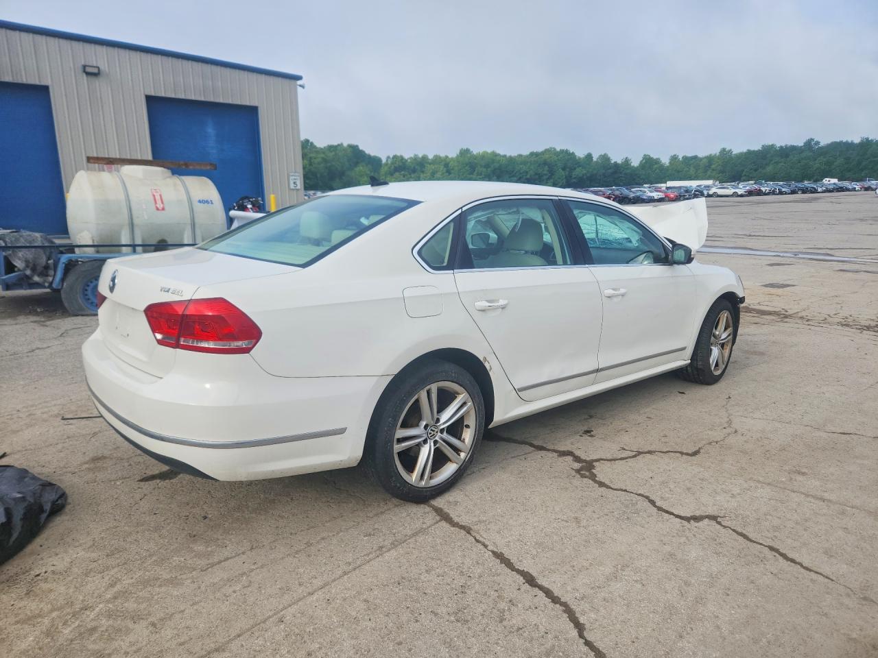 2015 Volkswagen Passat Sel White vin: 1VWCV7A3XFC030305