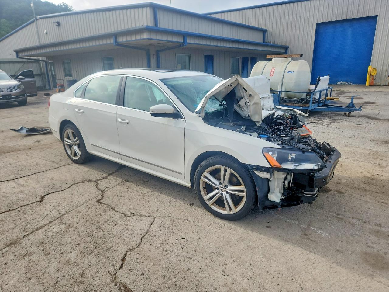 2015 Volkswagen Passat Sel White vin: 1VWCV7A3XFC030305