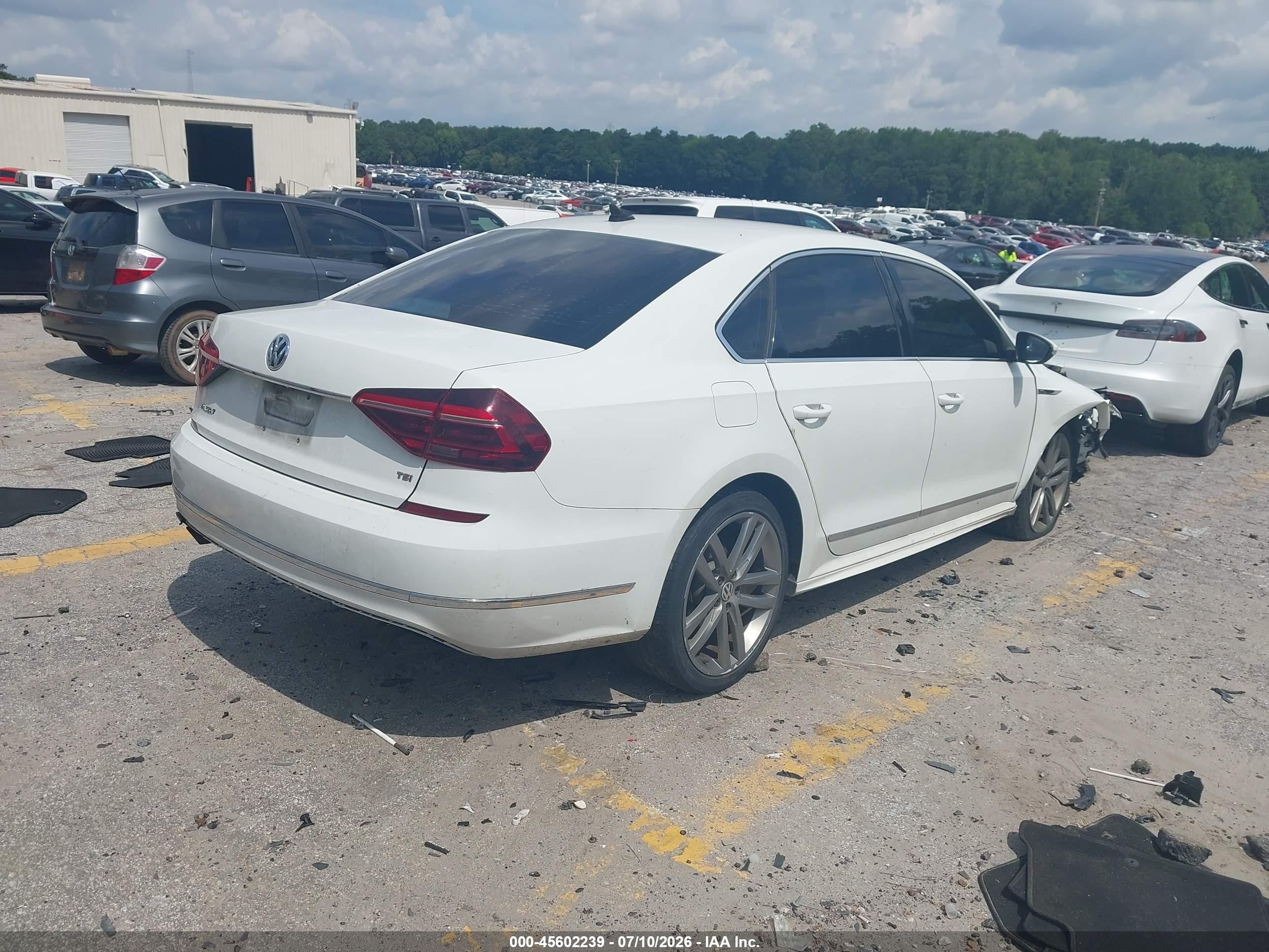 2017 Volkswagen Passat 1.8t R-line White vin: 1VWDT7A32HC053607