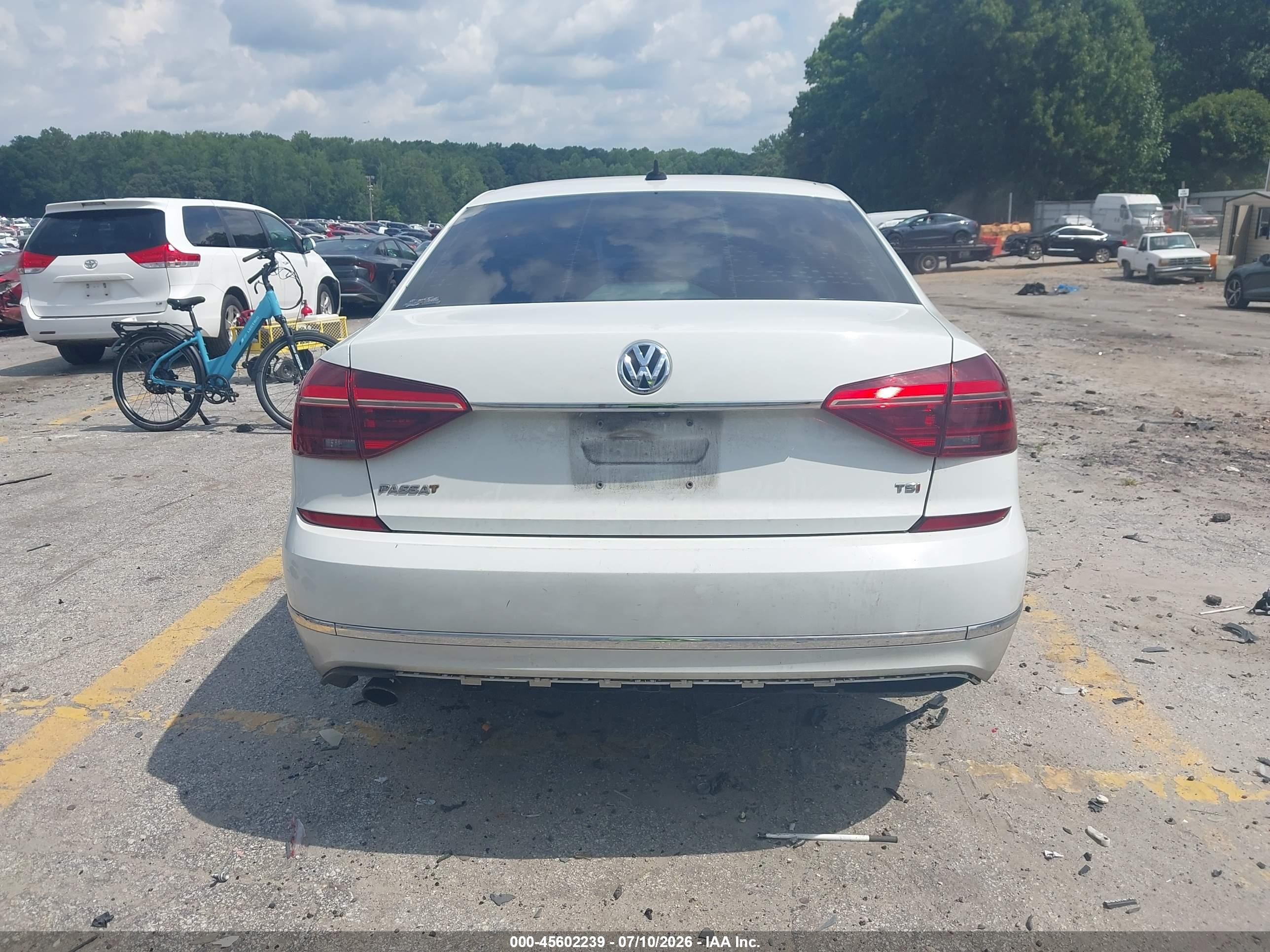 2017 Volkswagen Passat 1.8t R-line White vin: 1VWDT7A32HC053607