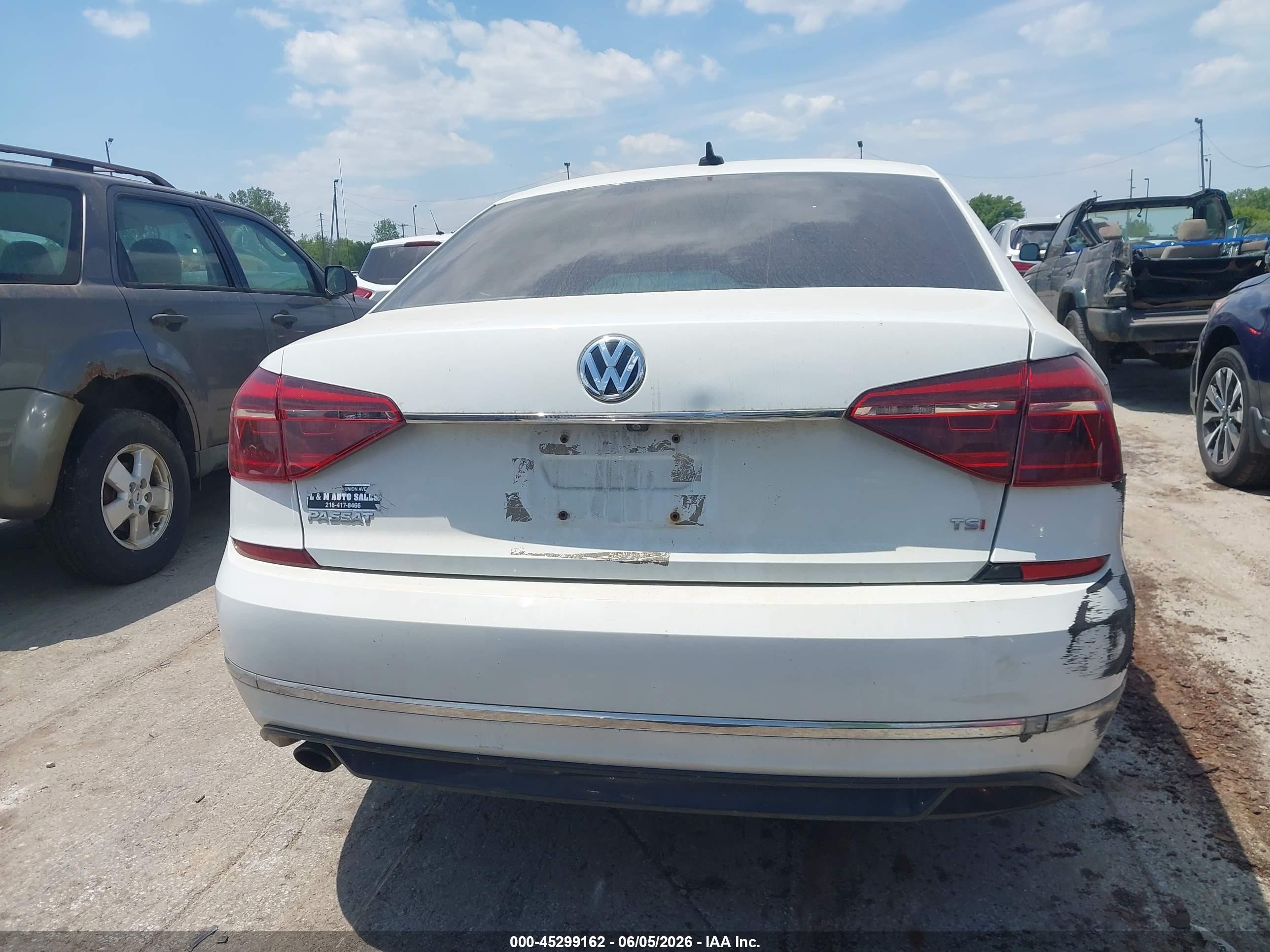 2017 Volkswagen Passat 1.8t R-line White vin: 1VWDT7A37HC009523