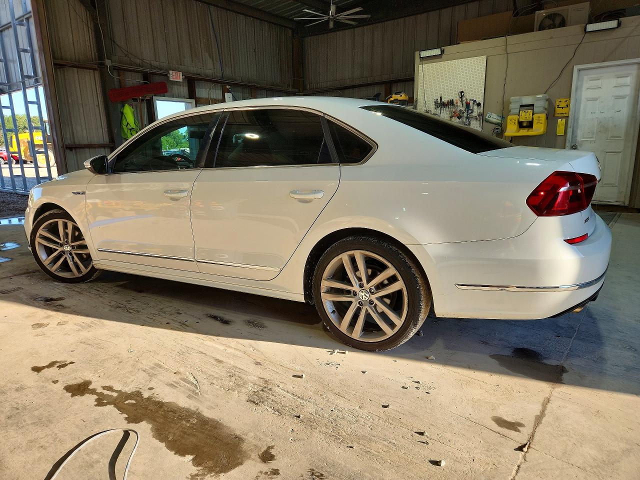 2017 Volkswagen Passat R-line Белый vin: 1VWDT7A39HC024735