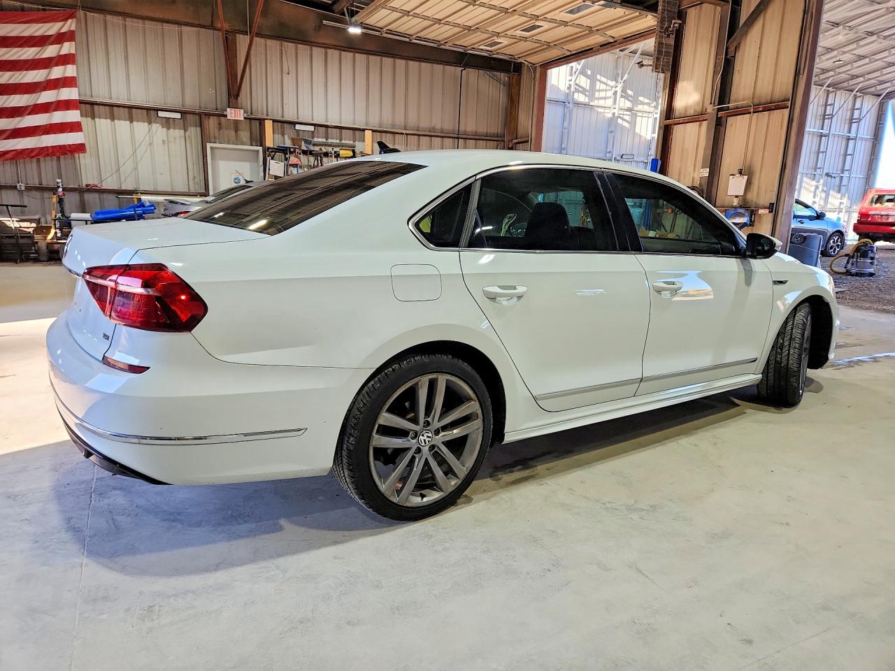 2017 Volkswagen Passat R-line Белый vin: 1VWDT7A39HC024735