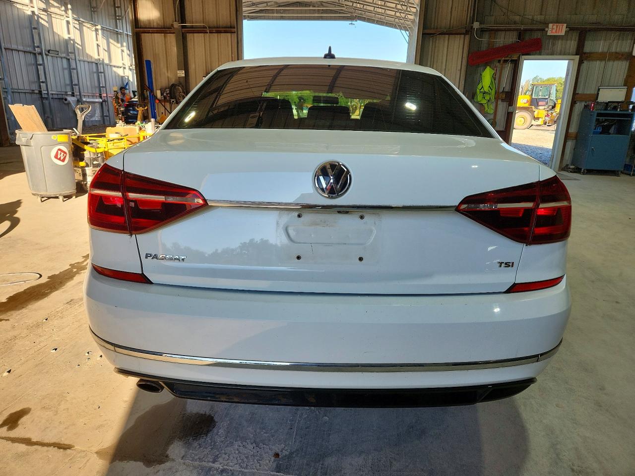 2017 Volkswagen Passat R-line Белый vin: 1VWDT7A39HC024735