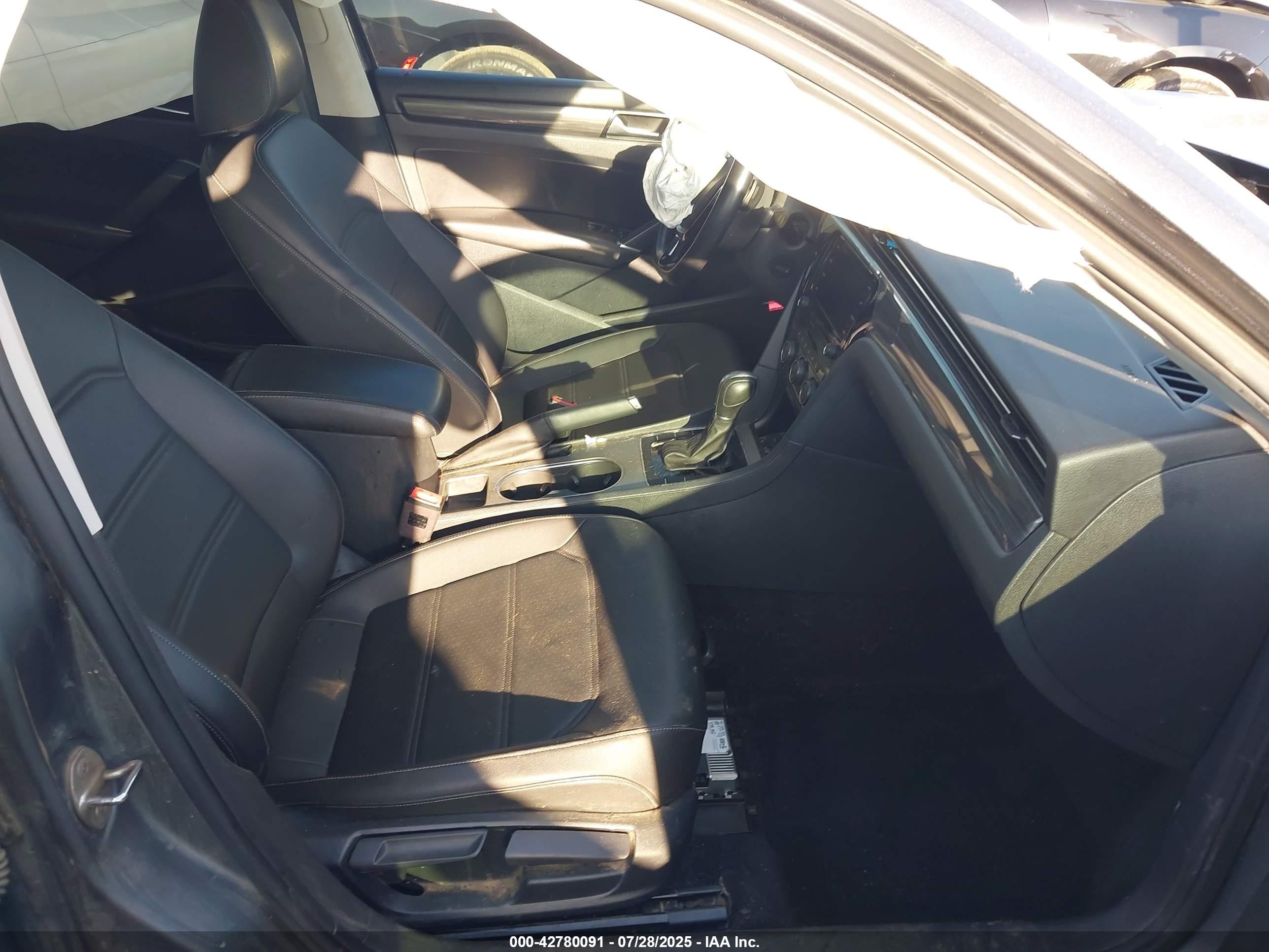 2020 Volkswagen Passat 2.0t R-line Серый vin: 1VWMA7A37LC007589