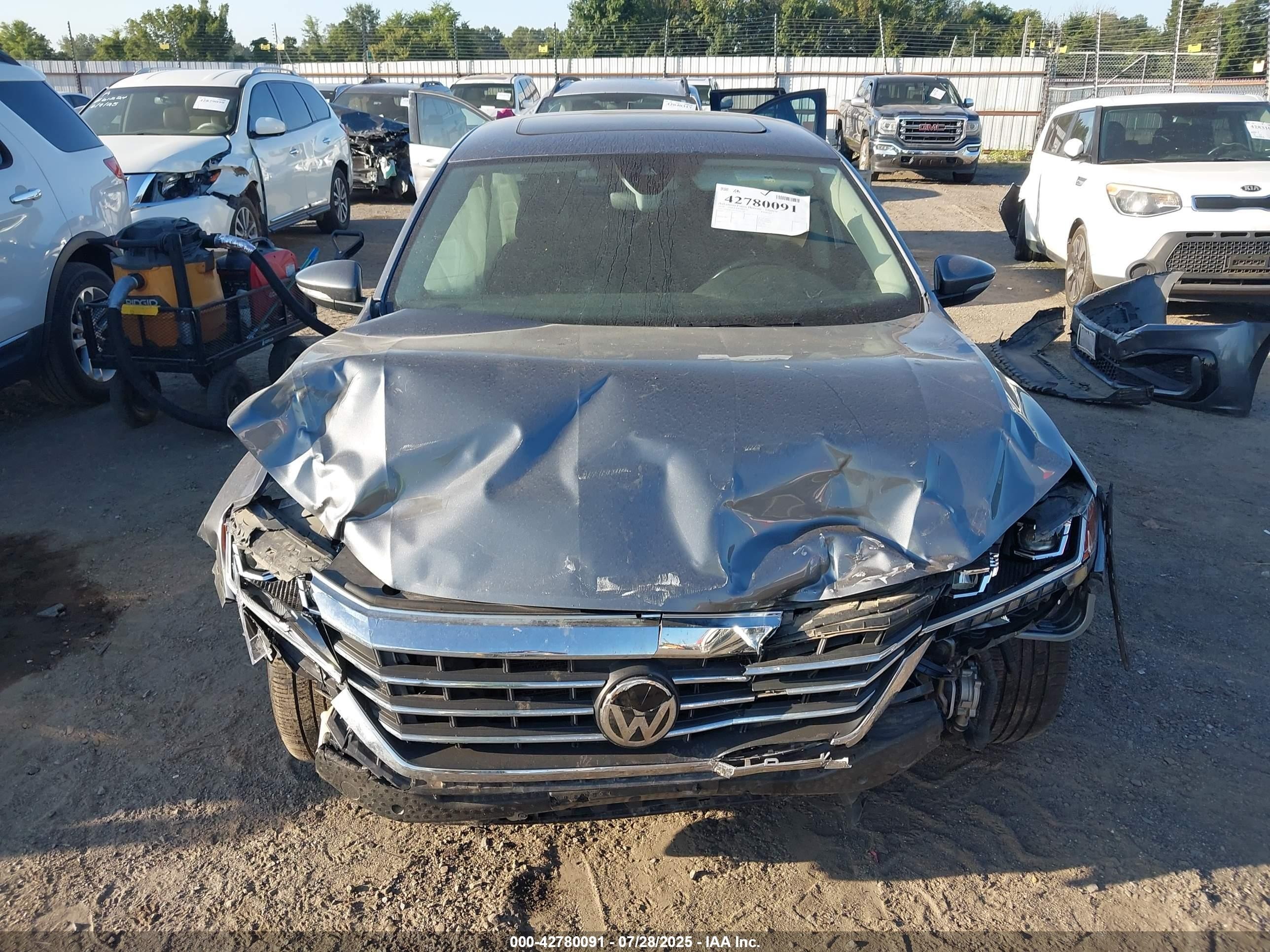 2020 Volkswagen Passat 2.0t R-line Серый vin: 1VWMA7A37LC007589