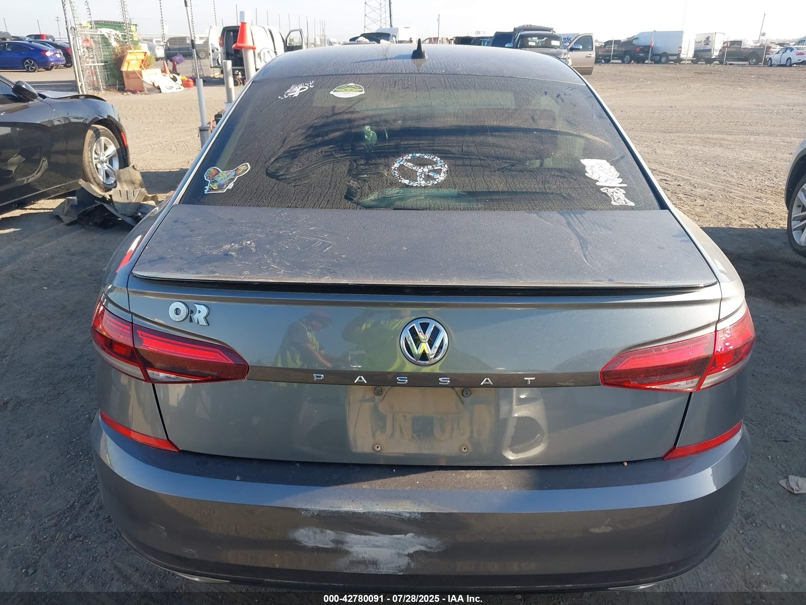 2020 Volkswagen Passat 2.0t R-line Серый vin: 1VWMA7A37LC007589