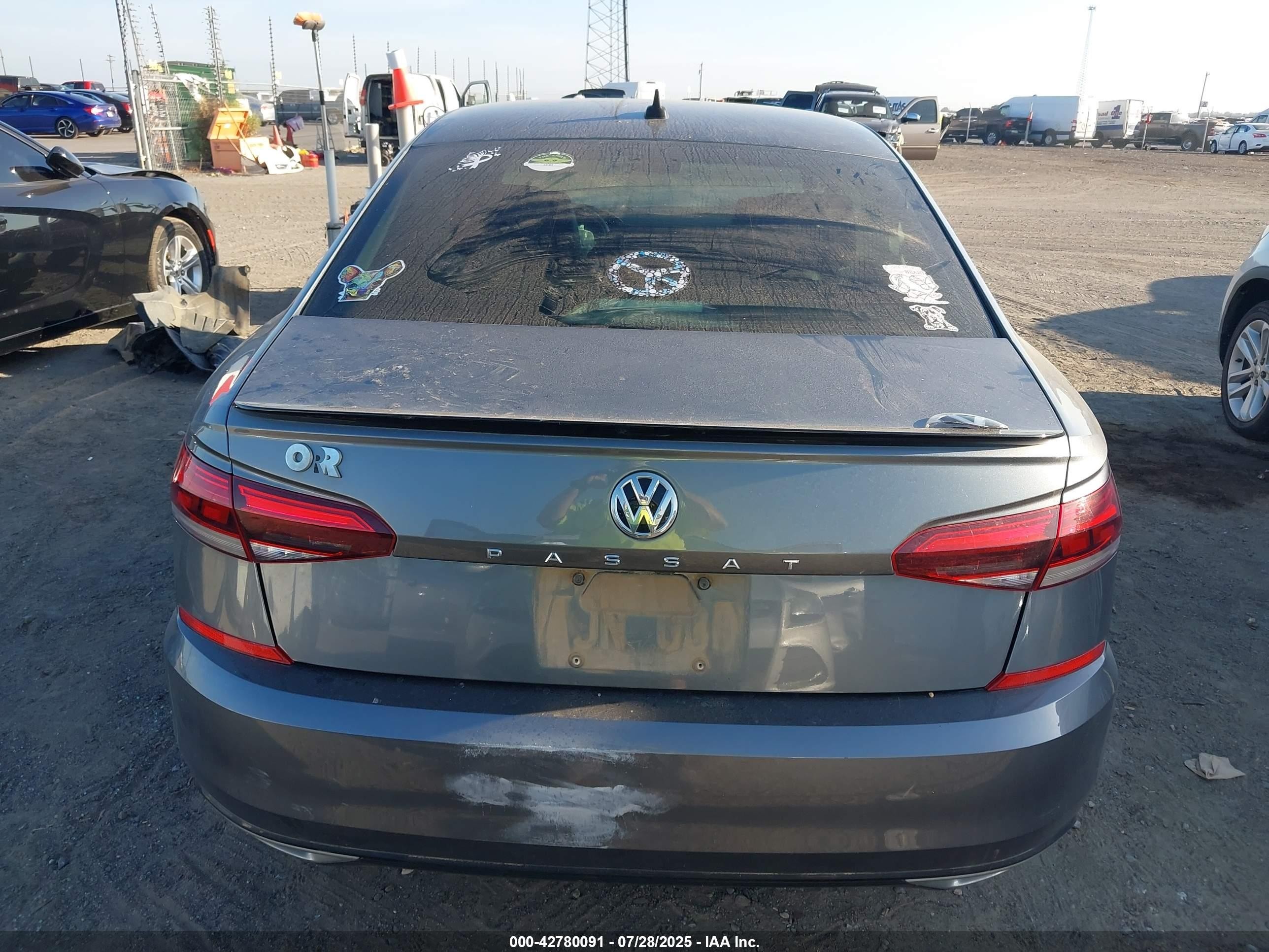 2020 Volkswagen Passat 2.0t R-line Серый vin: 1VWMA7A37LC007589