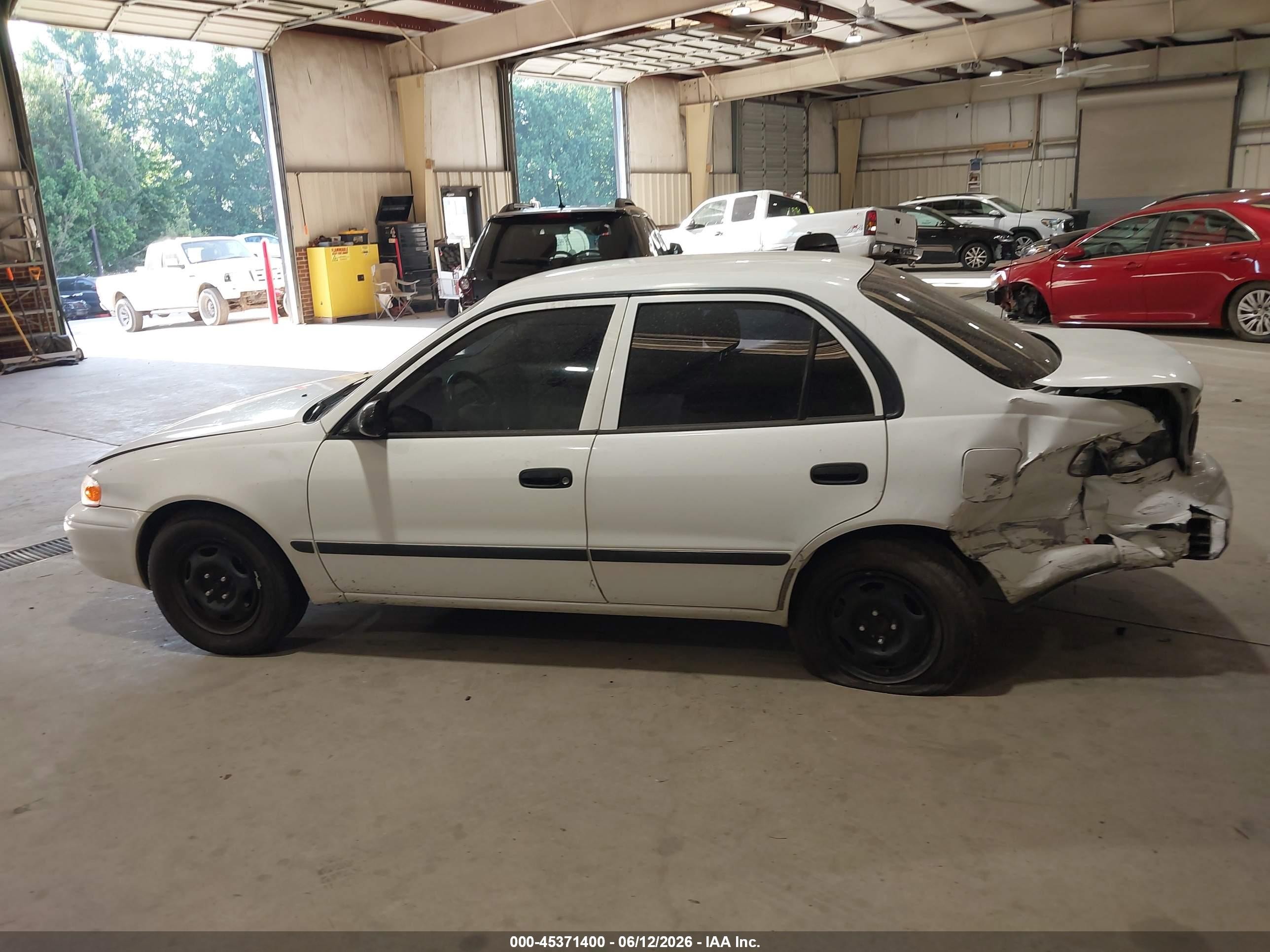2002 Chevrolet Prizm   White vin: 1Y1SK52812Z407919