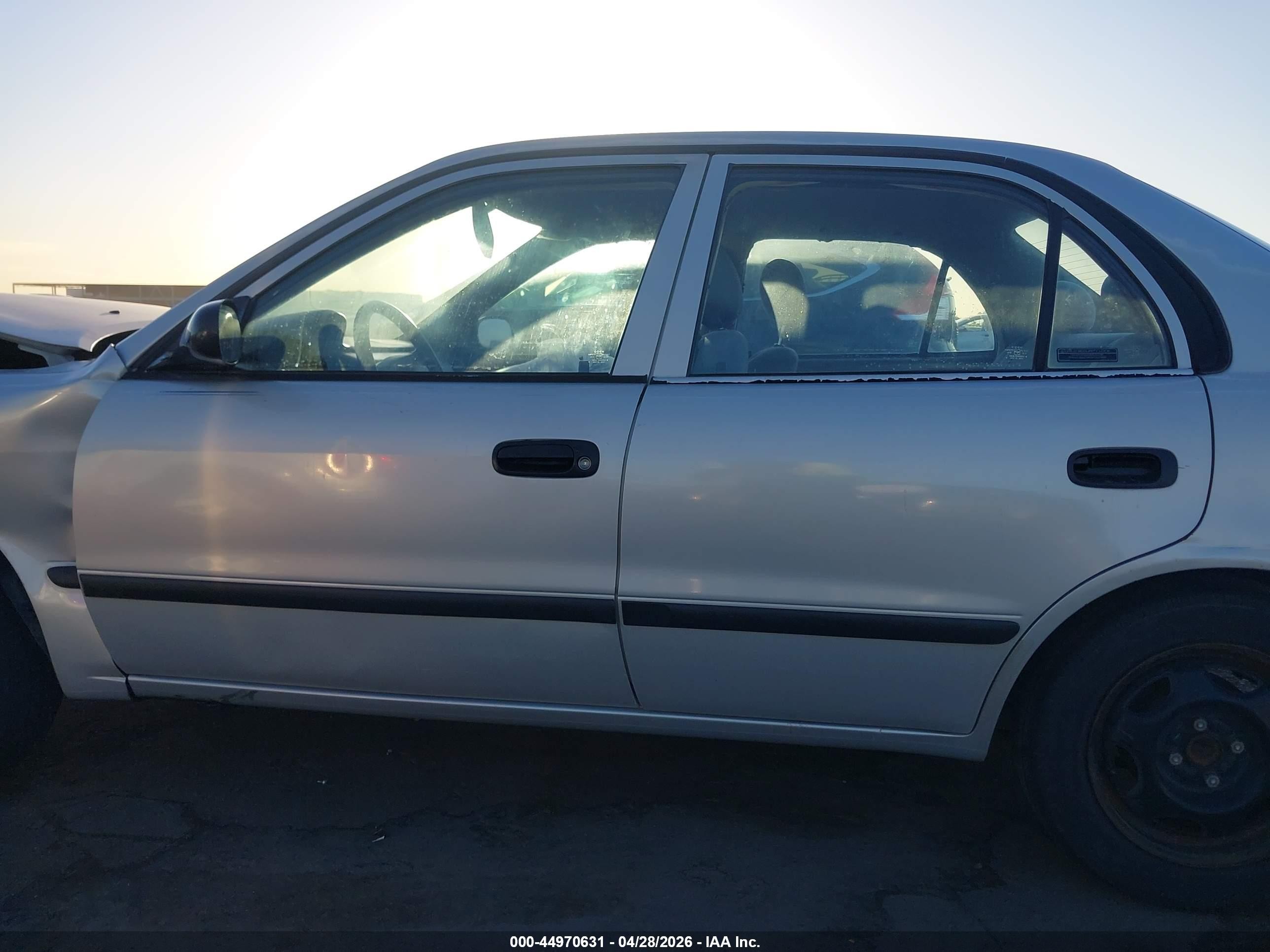 1999 Chevrolet Prizm   Серебряный vin: 1Y1SK5282XZ445411