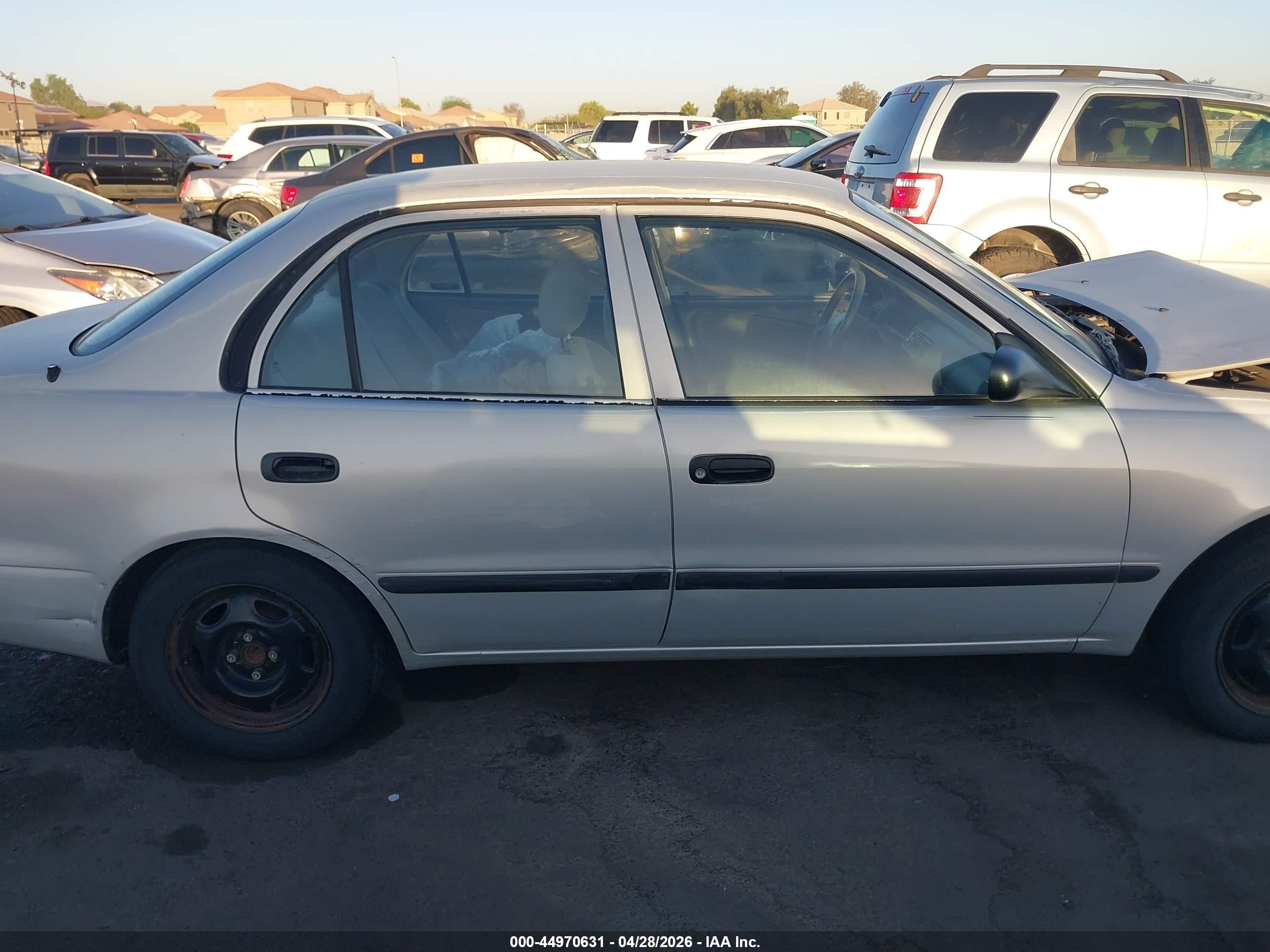 1999 Chevrolet Prizm   Серебряный vin: 1Y1SK5282XZ445411