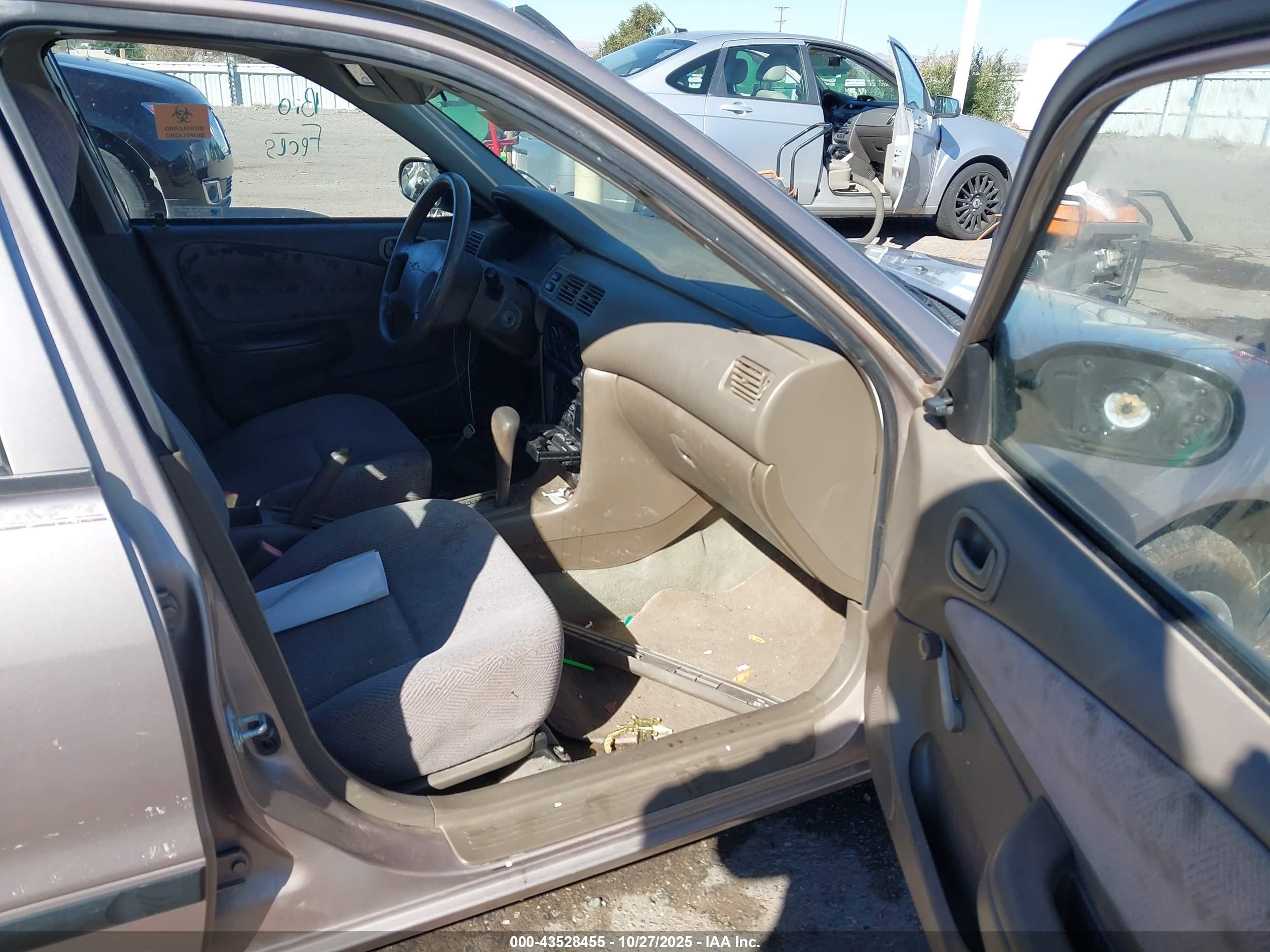 1998 Chevrolet Prizm   Желто-коричневый vin: 1Y1SK5285WZ437270