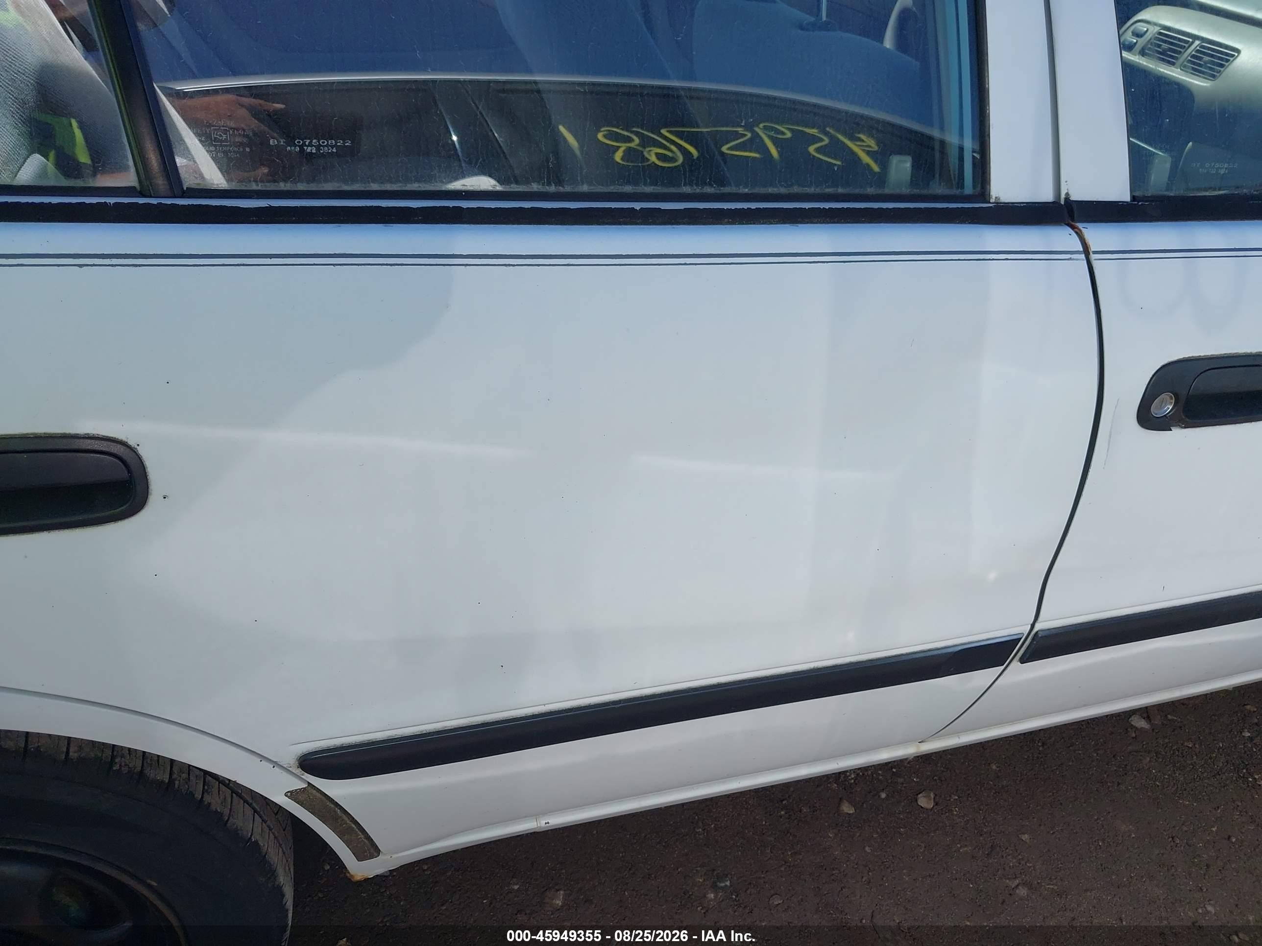 2000 Chevrolet Prizm   White vin: 1Y1SK5285YZ435697
