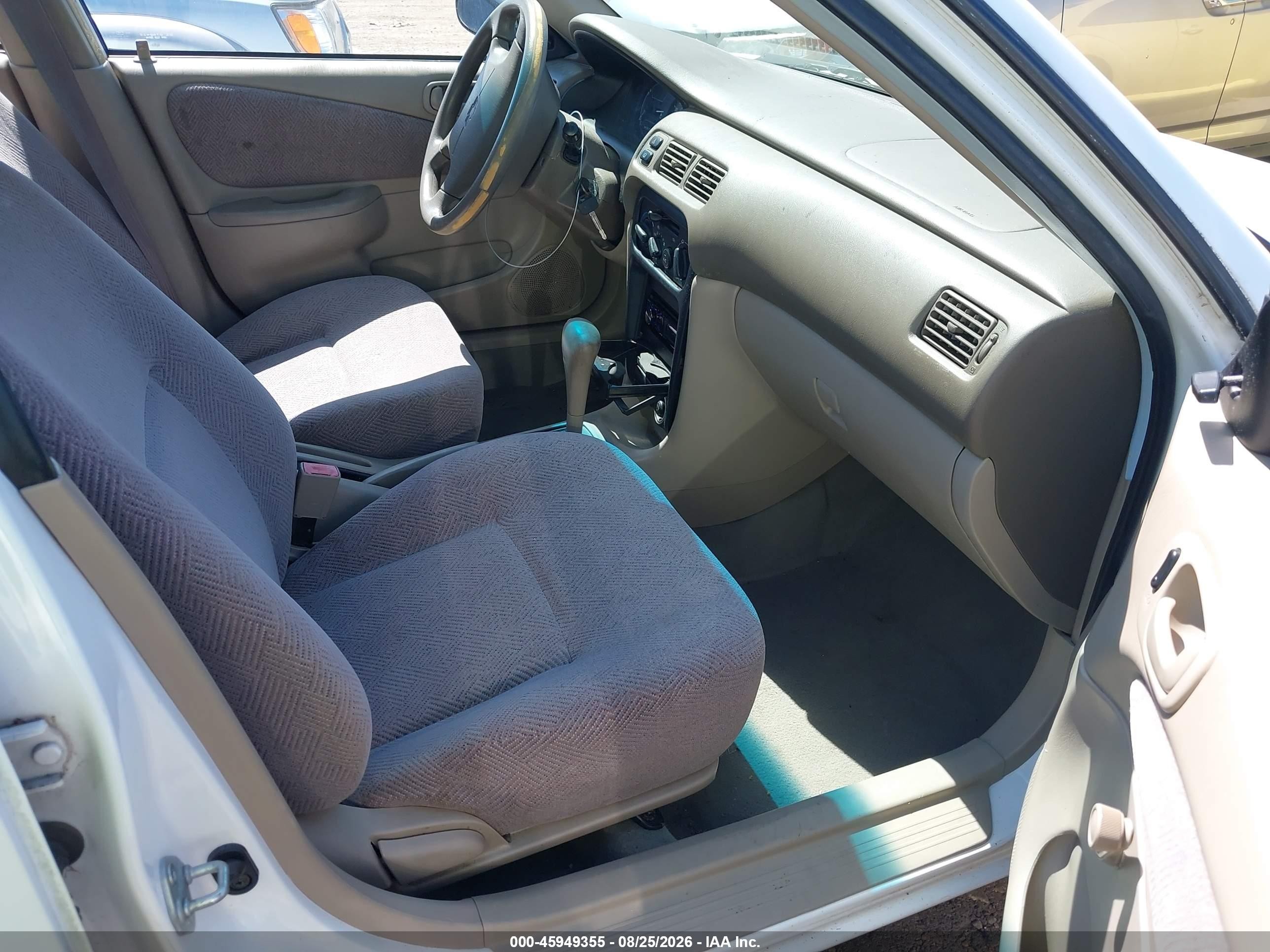 2000 Chevrolet Prizm   White vin: 1Y1SK5285YZ435697