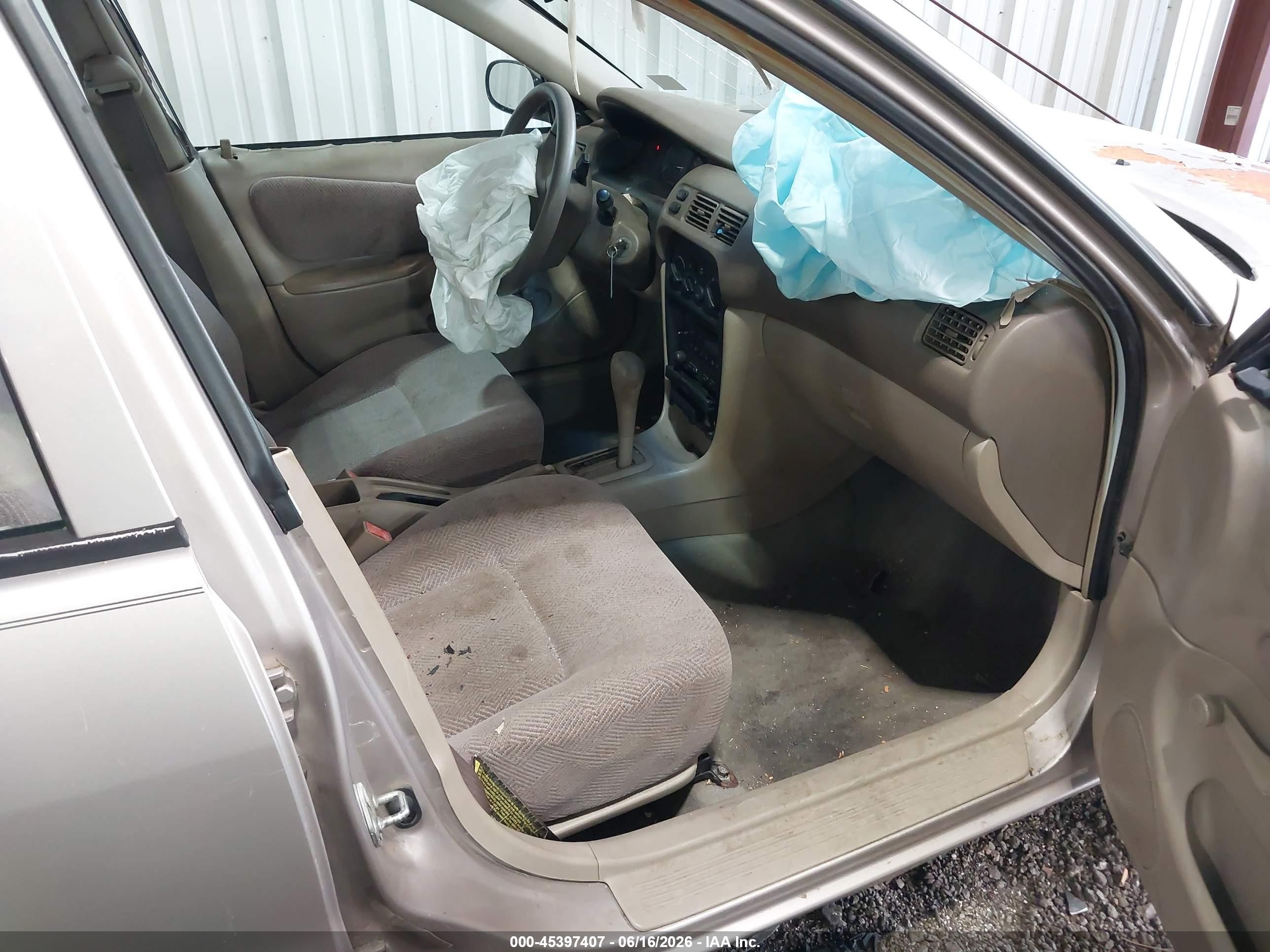 2002 Chevrolet Prizm   Beige vin: 1Y1SK52872Z408783