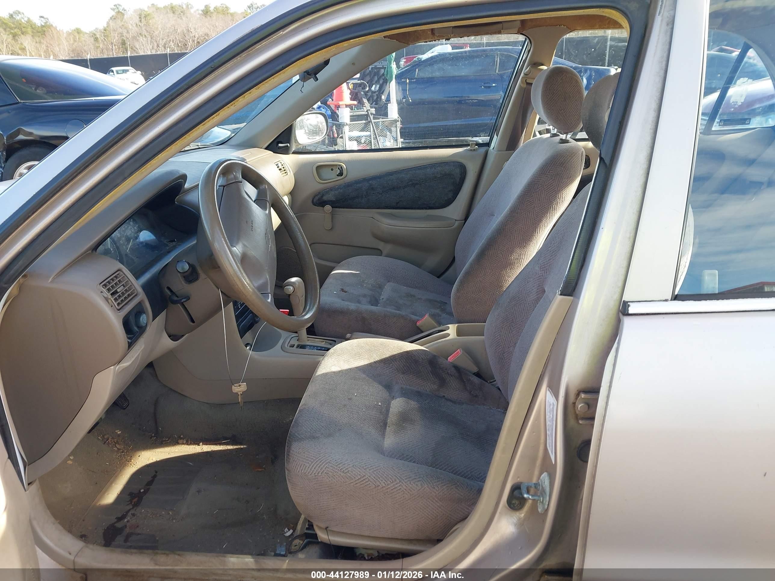 2001 Chevrolet Geo Prizm Lsi Золотой vin: 1Y1SK52881Z415708