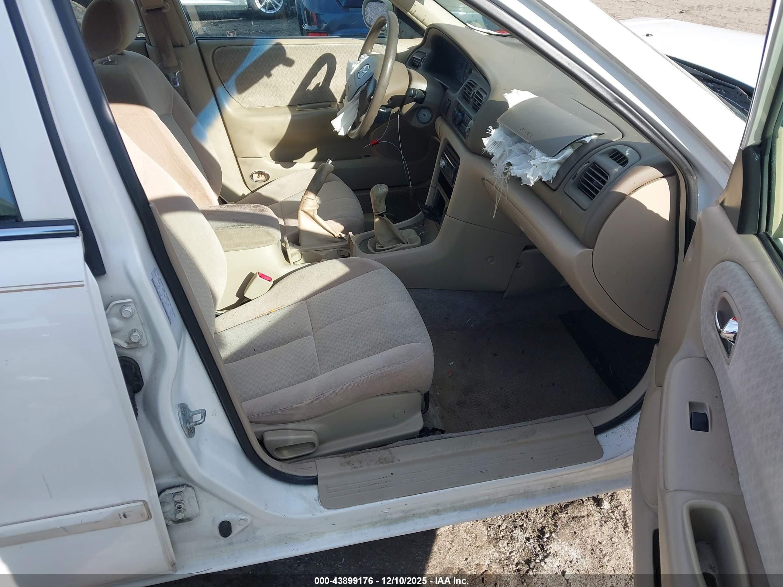 2001 Mazda 626 Es/lx White vin: 1YVGF22C015213836
