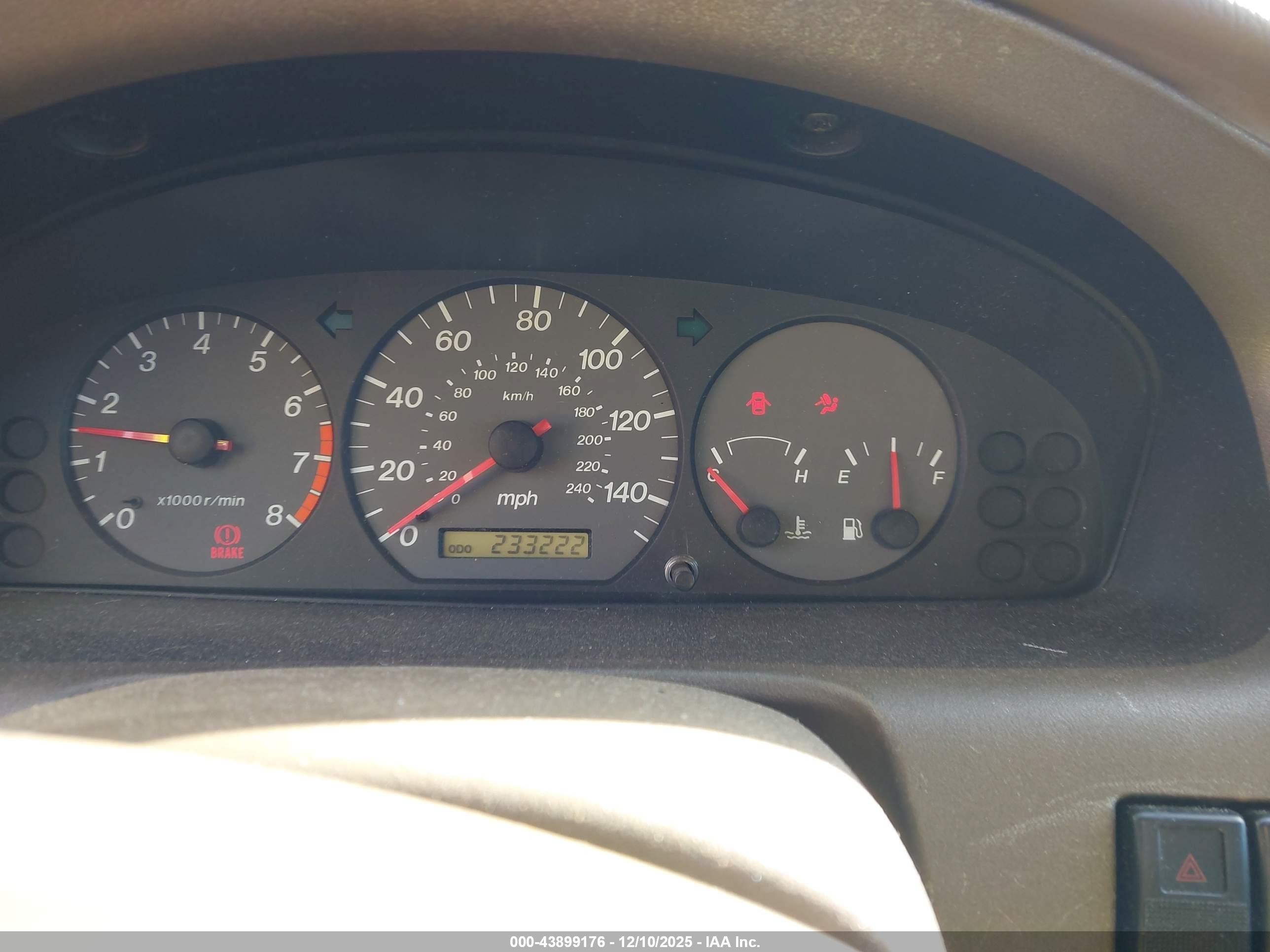 2001 Mazda 626 Es/lx White vin: 1YVGF22C015213836