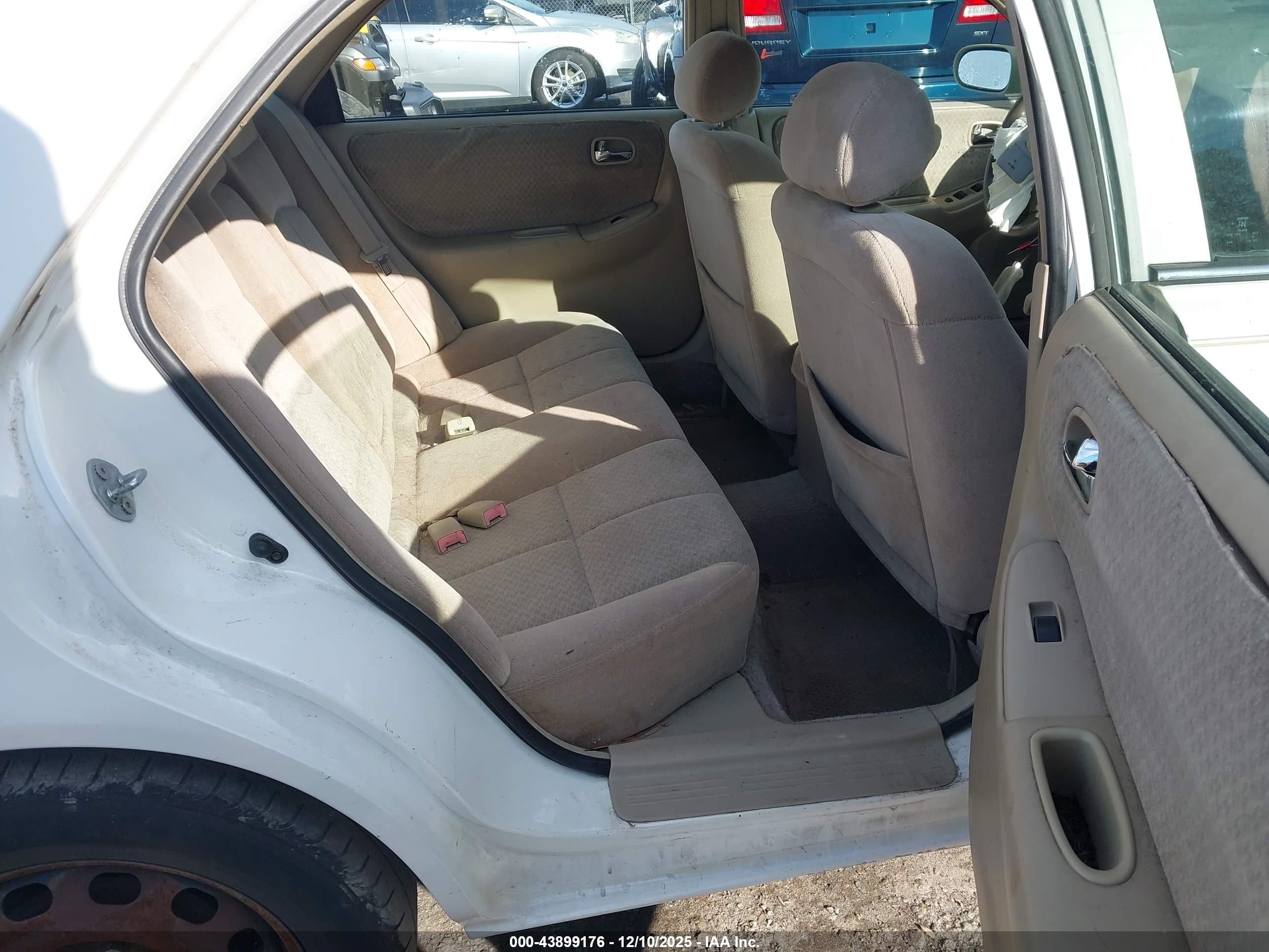 2001 Mazda 626 Es/lx White vin: 1YVGF22C015213836