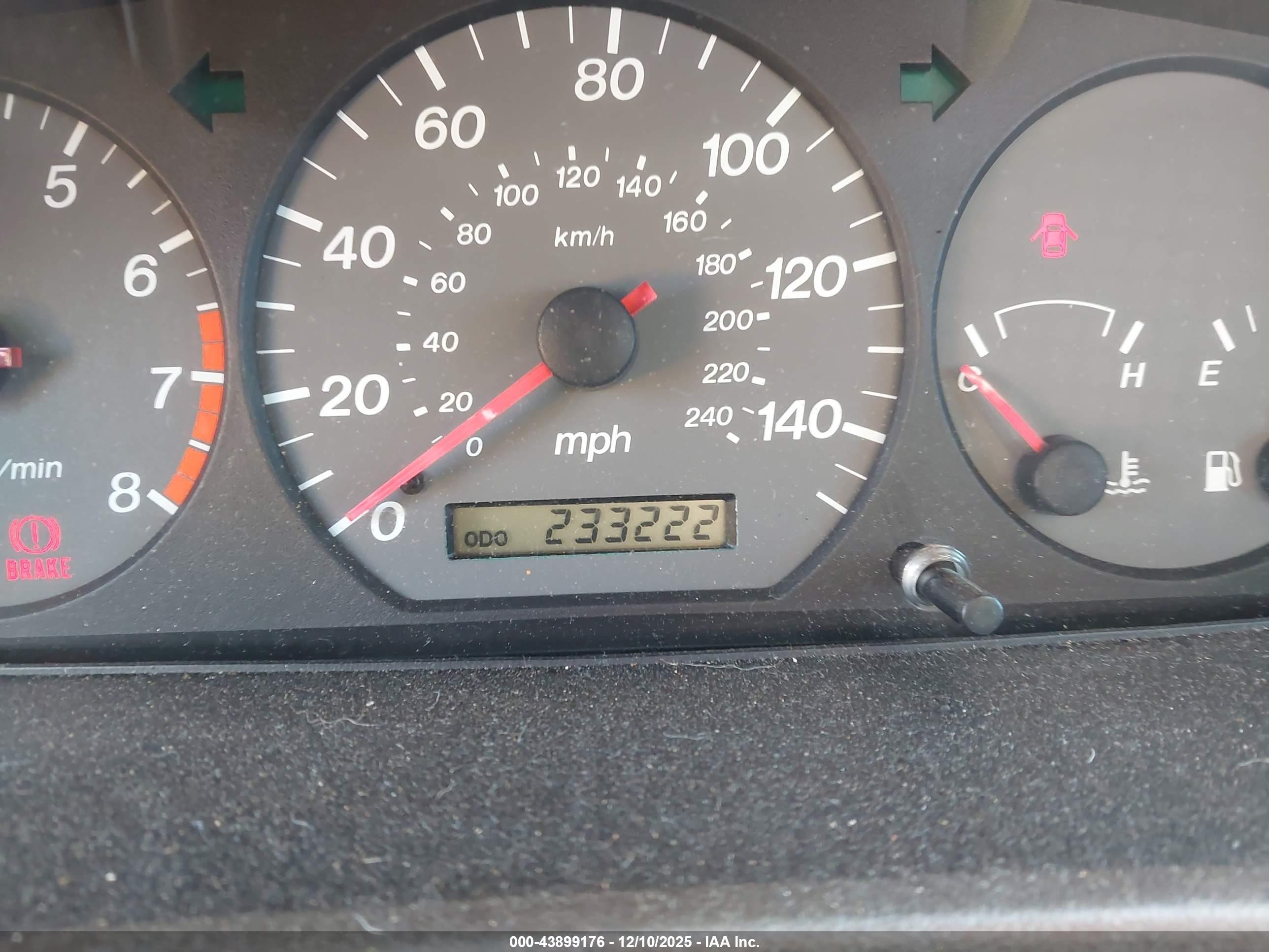 2001 Mazda 626 Es/lx White vin: 1YVGF22C015213836