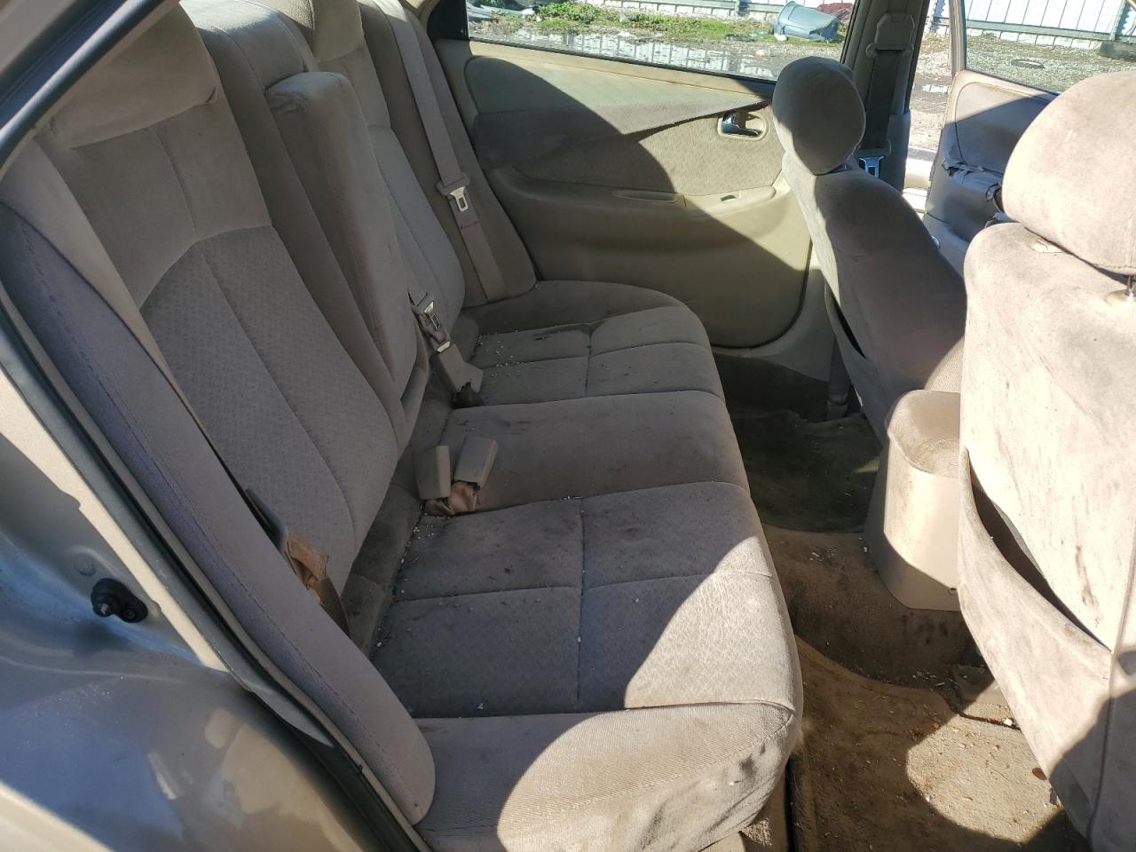 2001 Mazda 626 Es   Gold vin: 1YVGF22C015227879