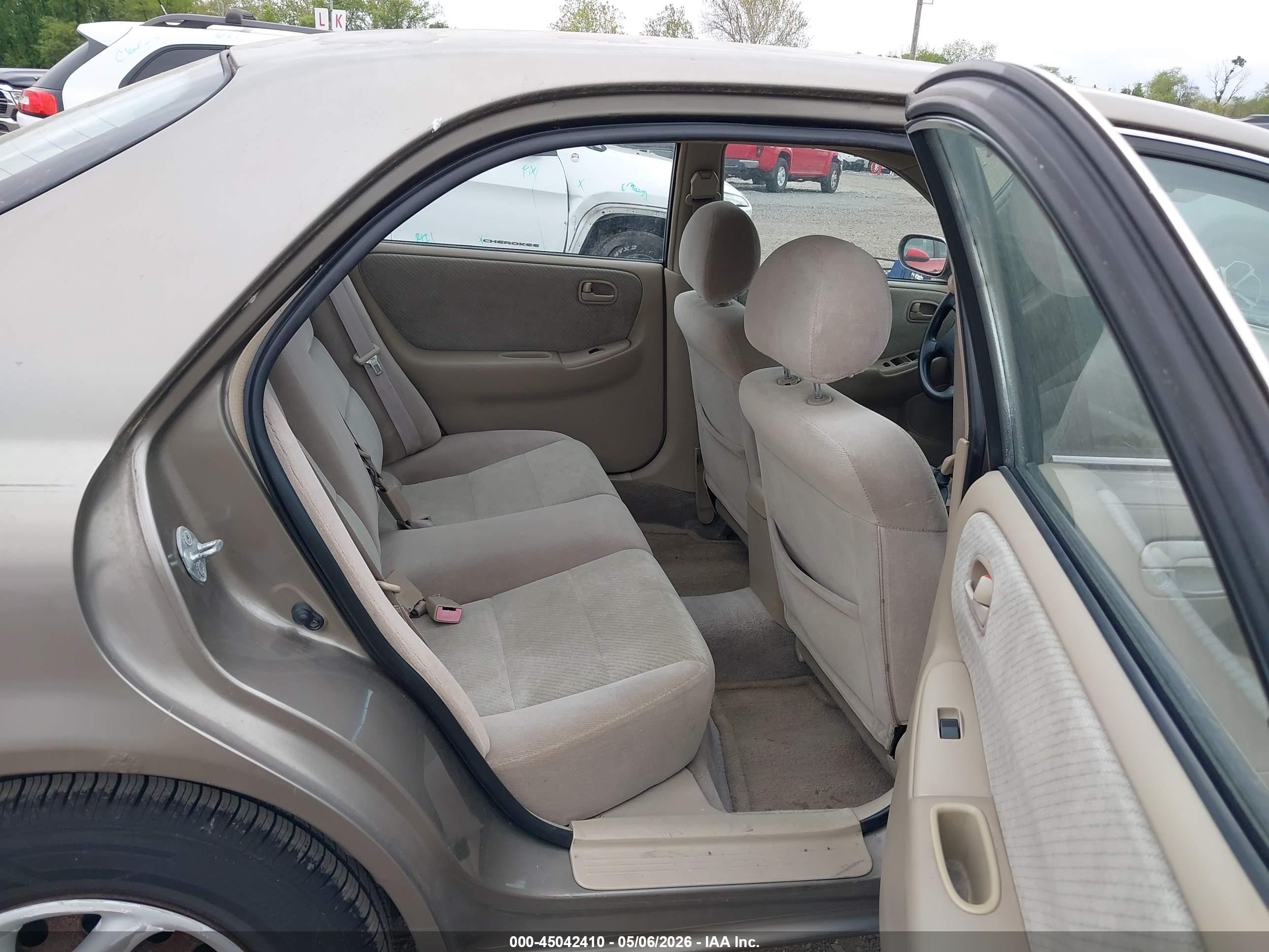 1998 Mazda 626 Dx/lx Champagne vin: 1YVGF22C1W5727458