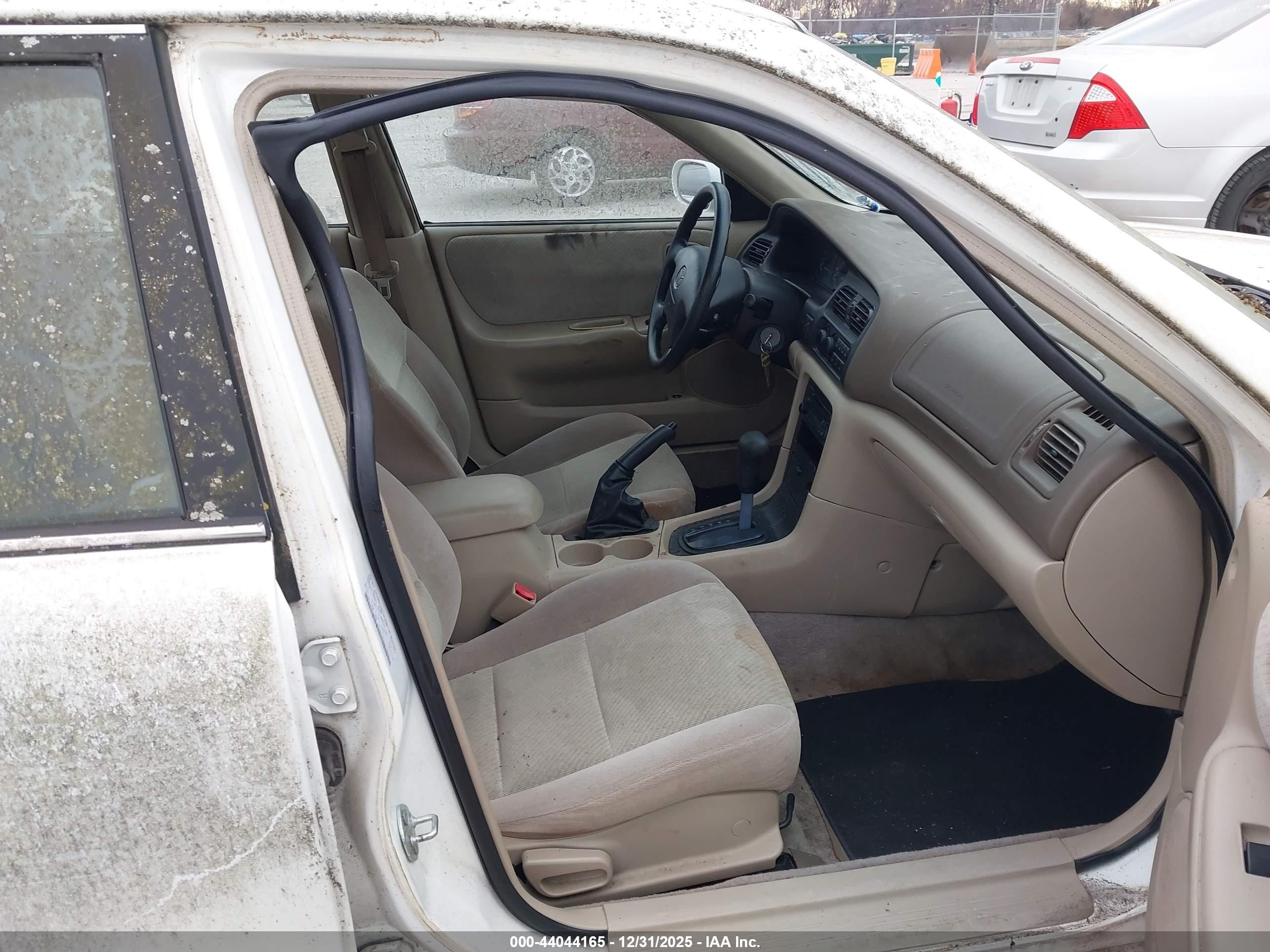1998 Mazda 626 Dx/lx White vin: 1YVGF22C5W5778929