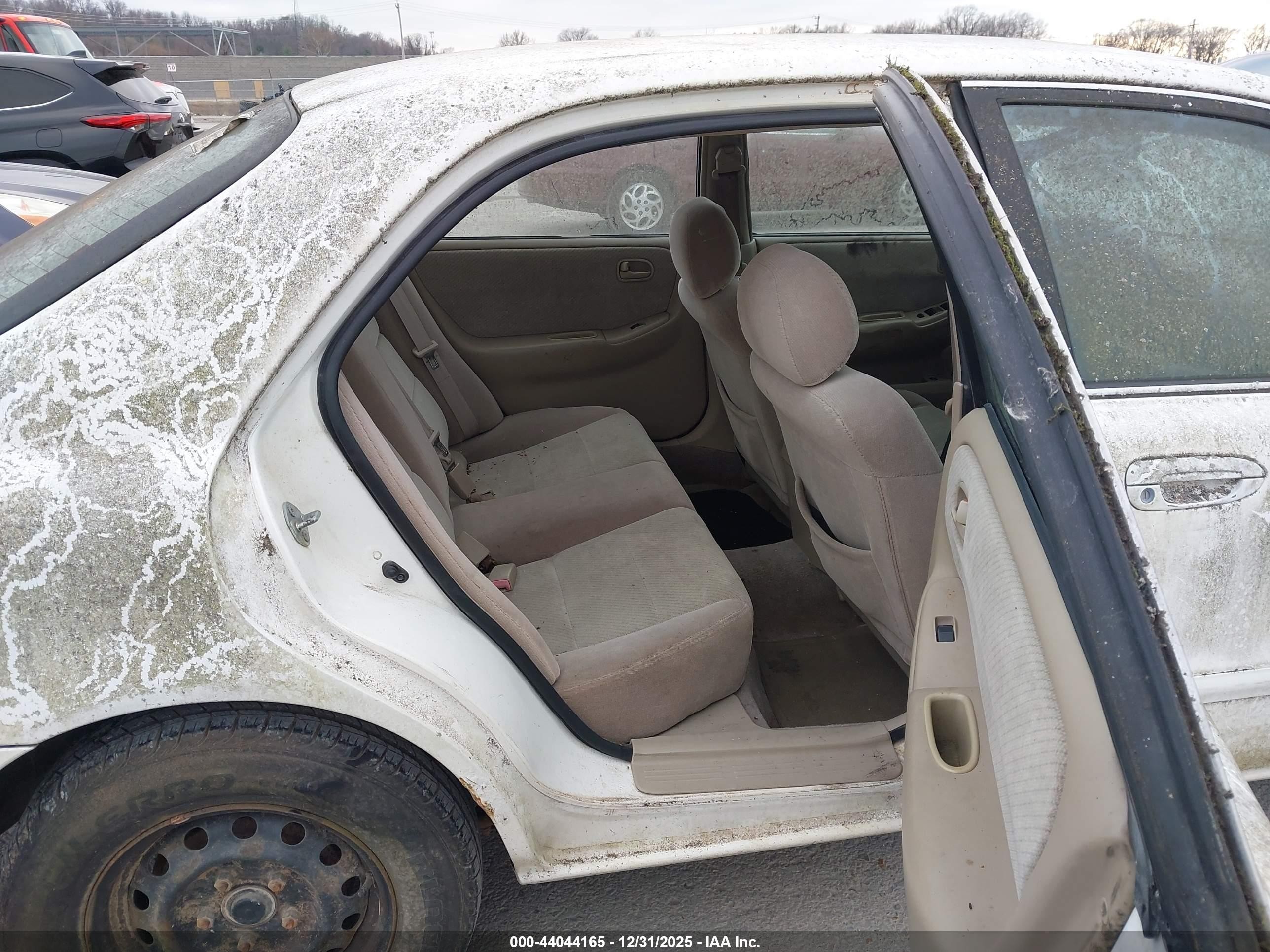1998 Mazda 626 Dx/lx White vin: 1YVGF22C5W5778929