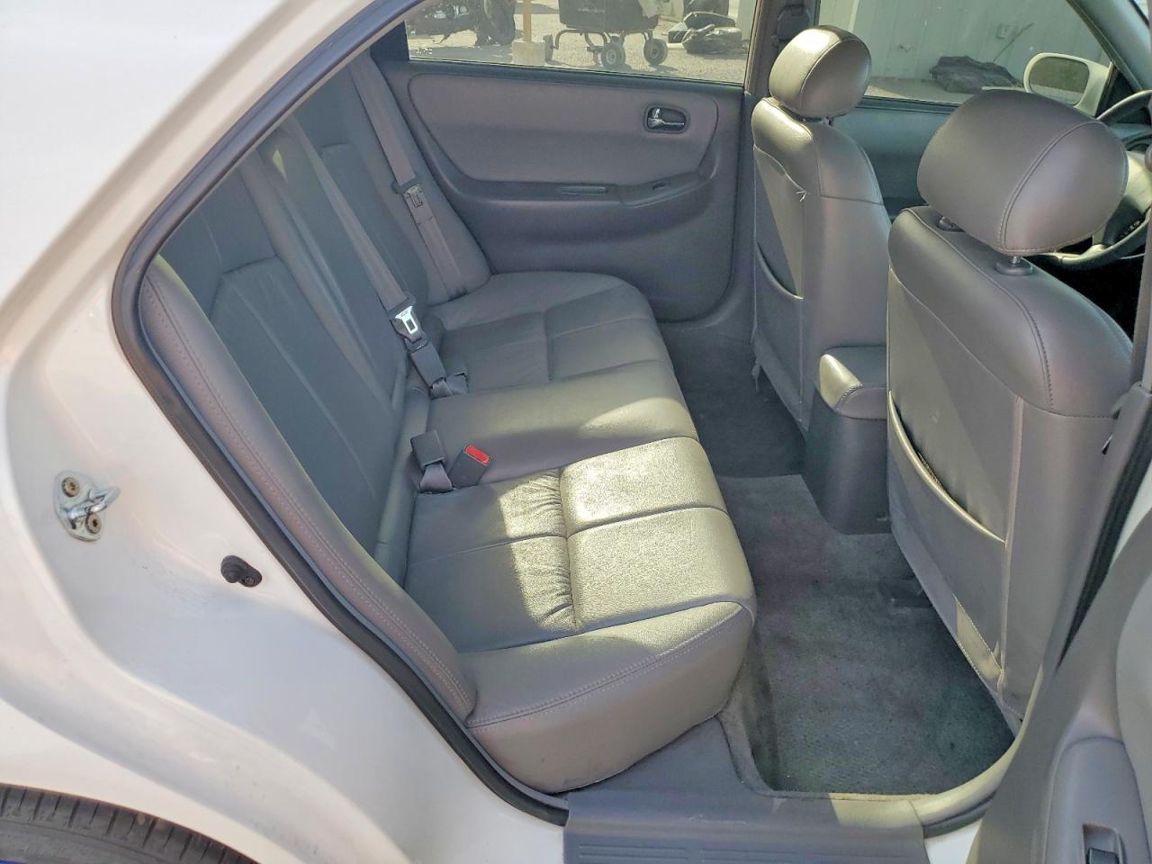 2001 Mazda 626 Es White vin: 1YVGF22D115204572