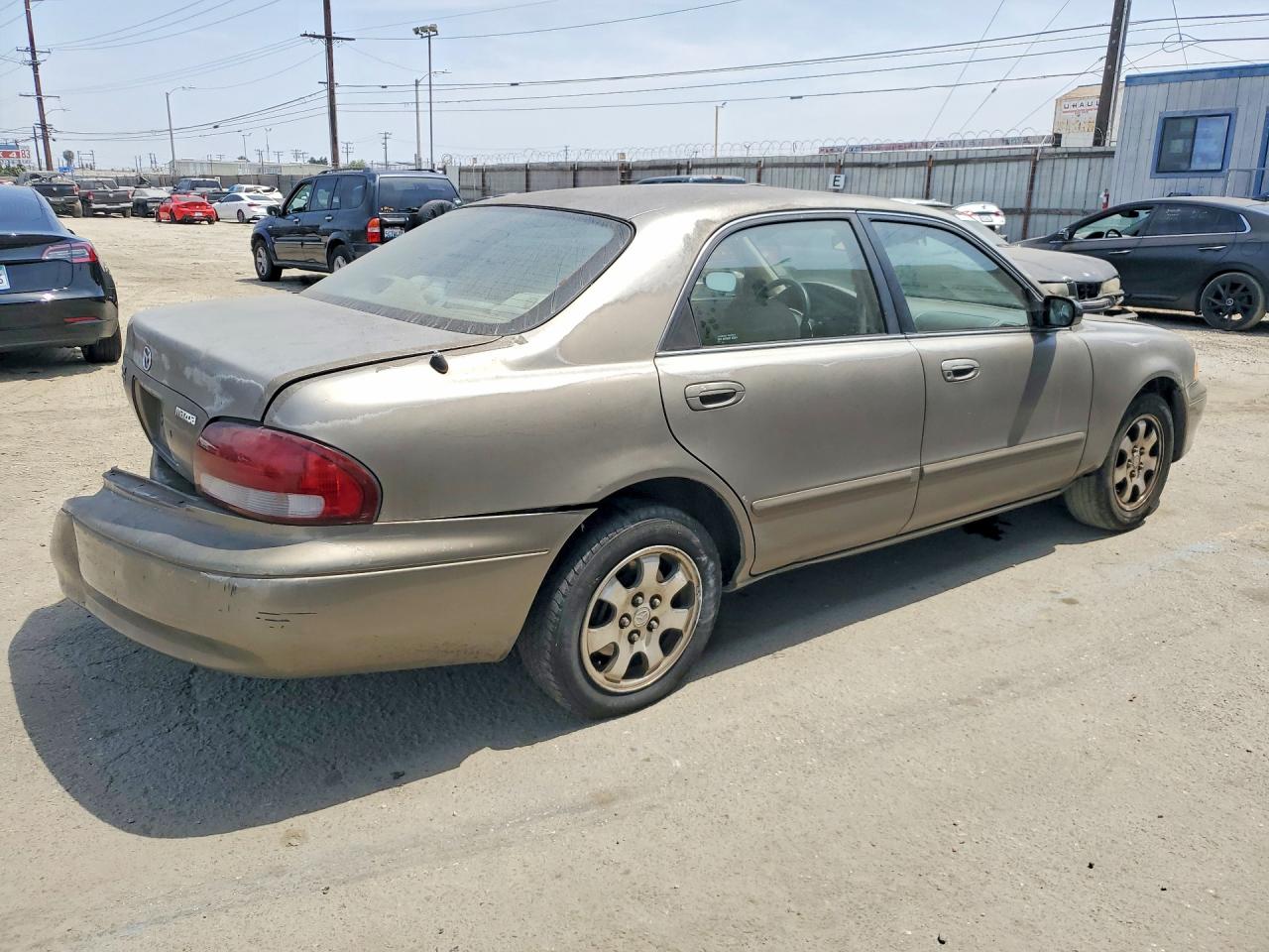 1999 Mazda 626 Es Золотой vin: 1YVGF22D3X5822551