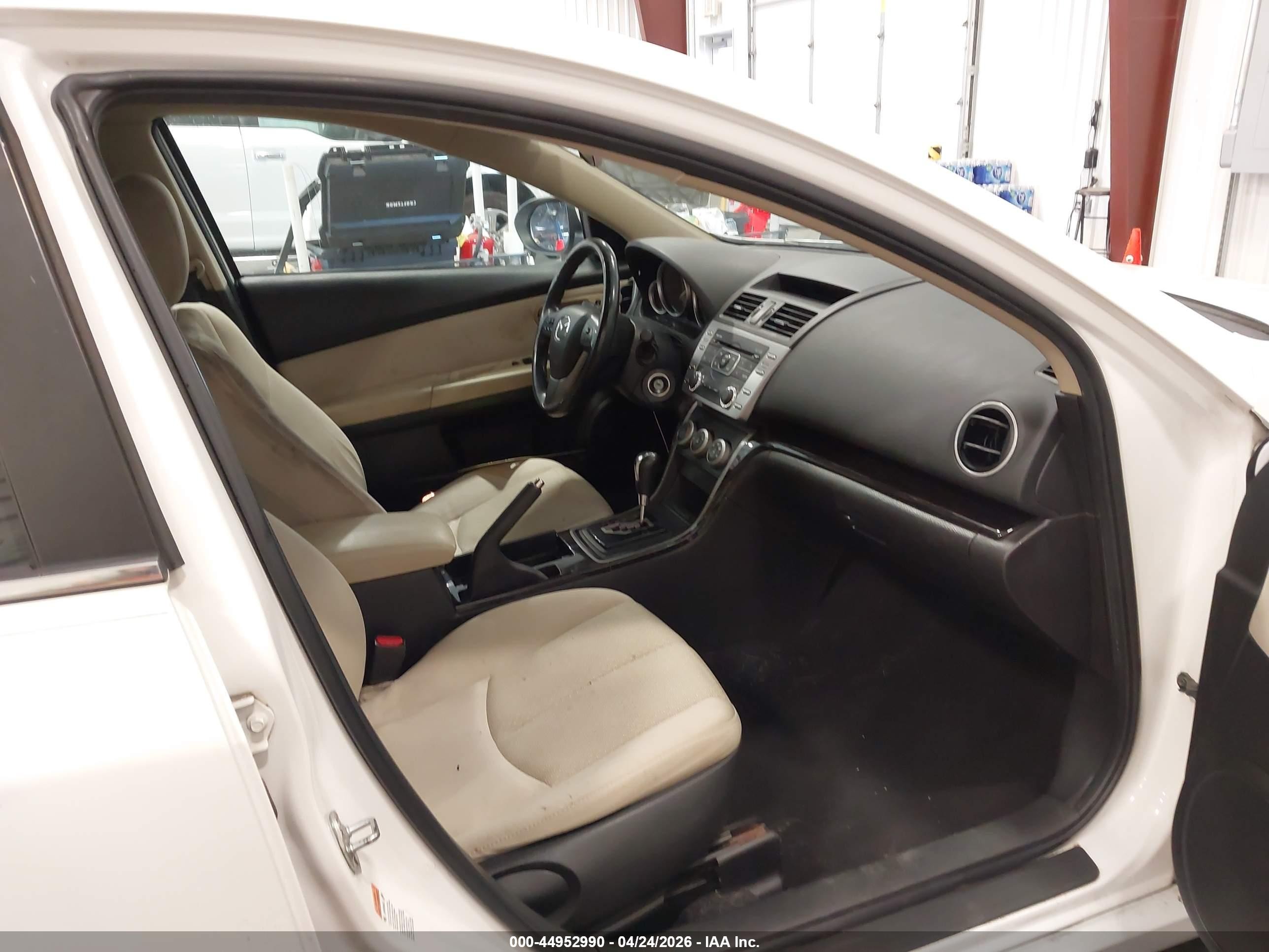 2011 Mazda Mazda6 I Touring White vin: 1YVHZ8CH2B5M15877