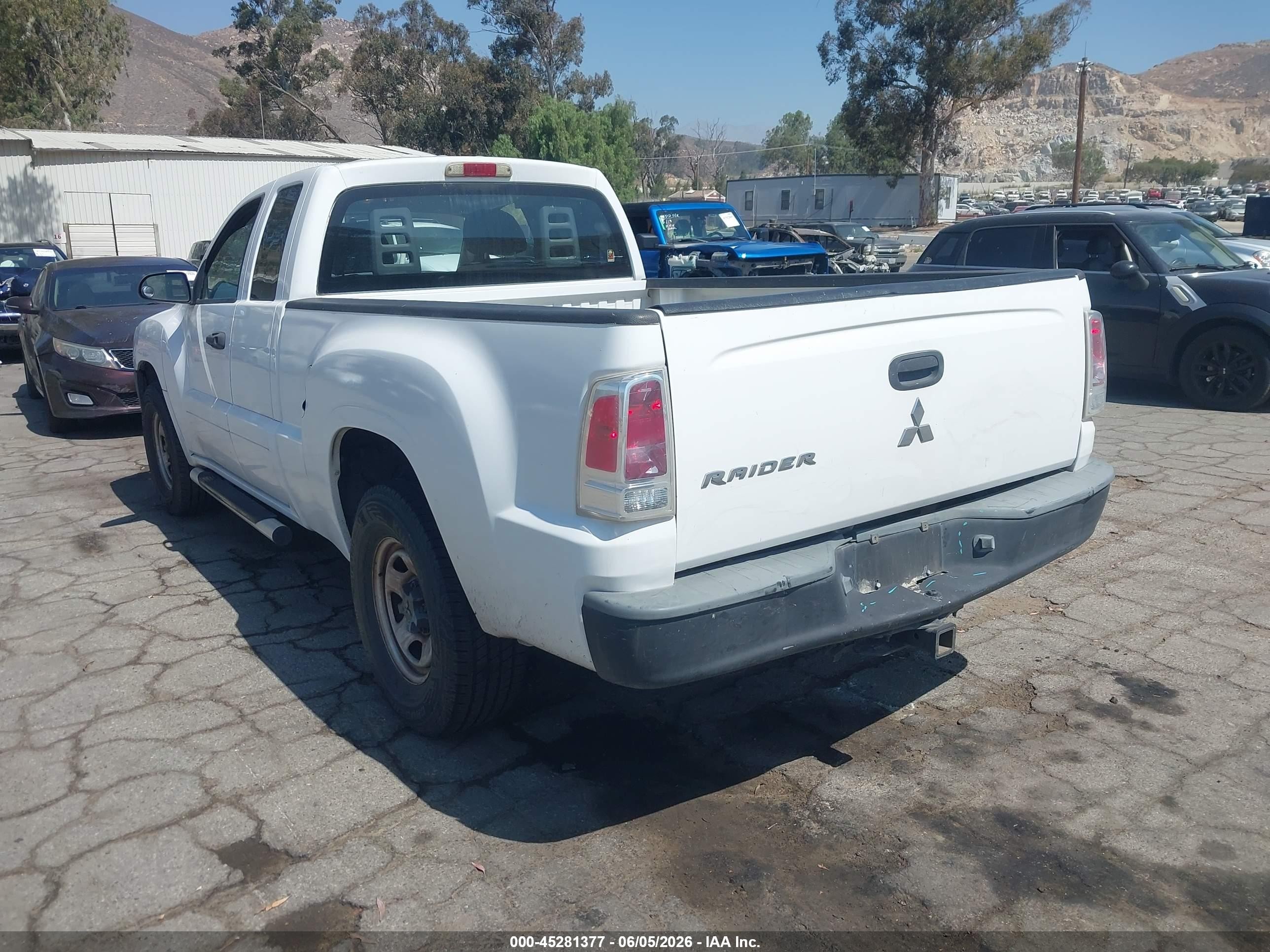 2006 Mitsubishi Raider Ls White vin: 1Z7HC22K16S578565