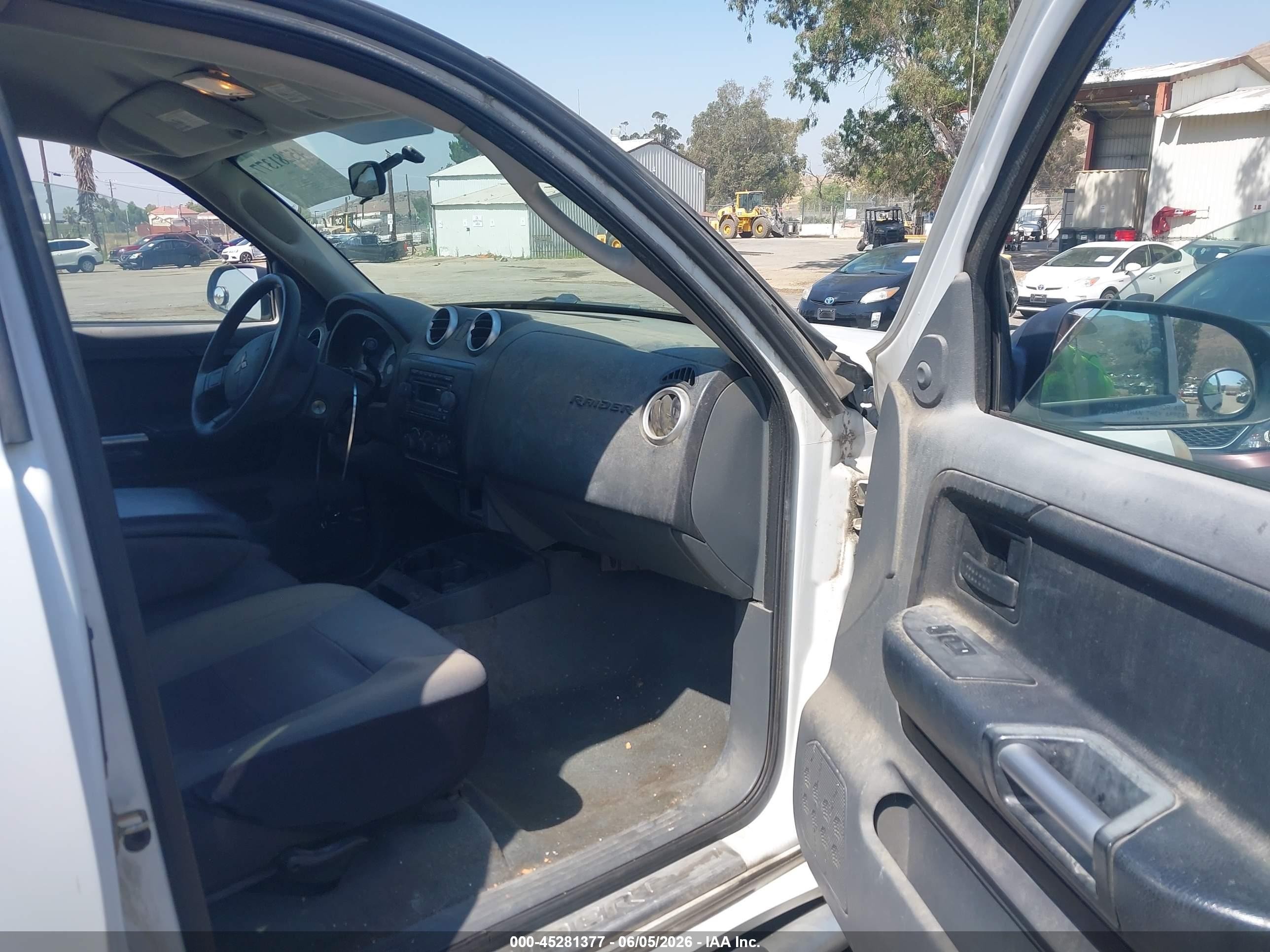 2006 Mitsubishi Raider Ls White vin: 1Z7HC22K16S578565