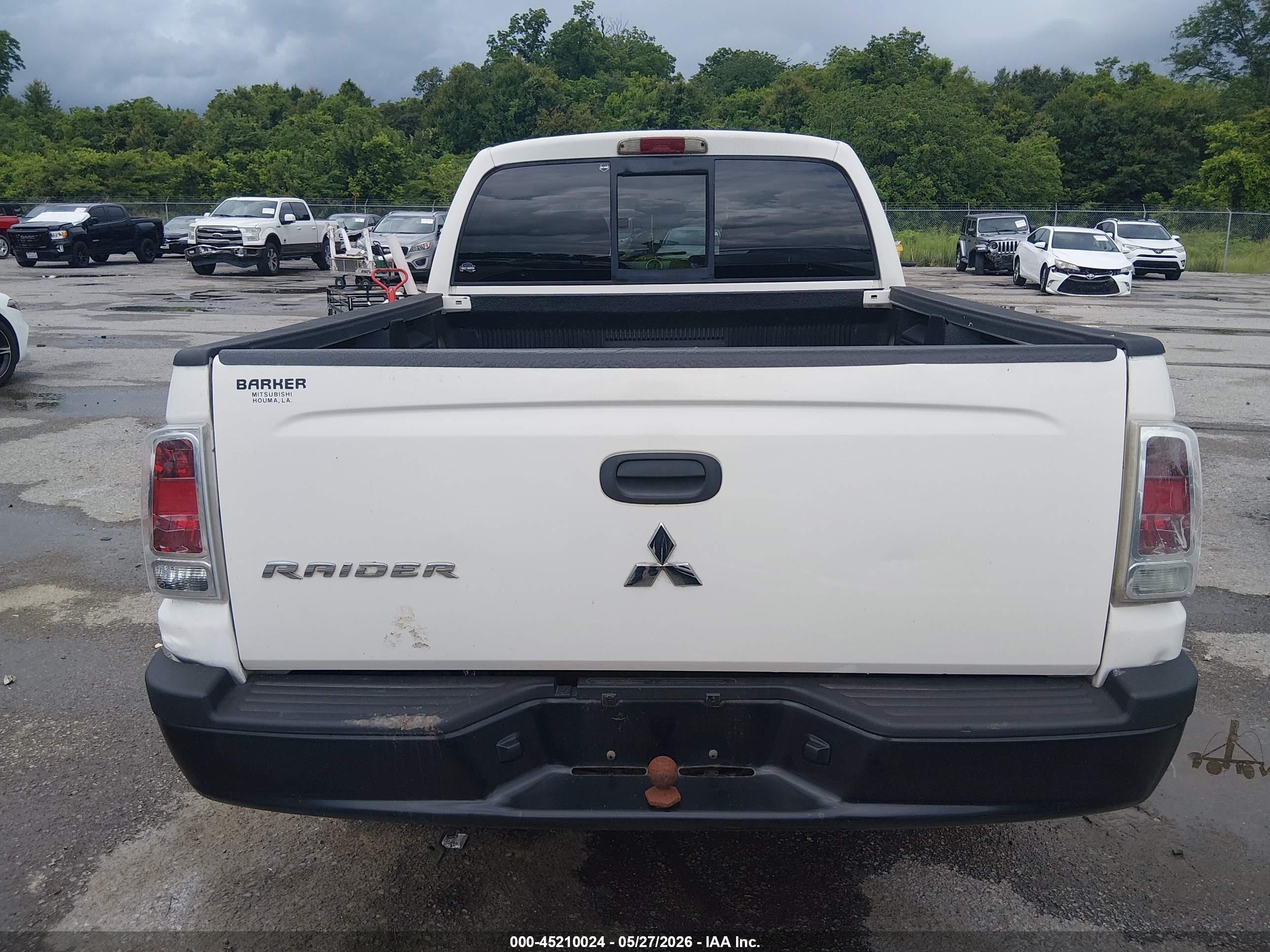 2009 Mitsubishi Raider Ls White vin: 1Z7HC28K09S729732