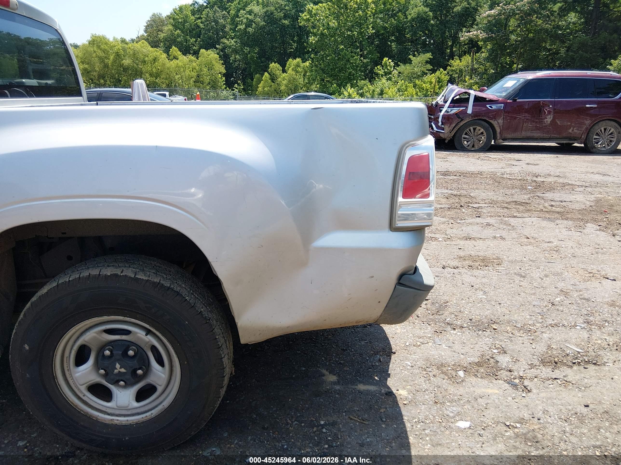 2007 Mitsubishi Raider Ls Silver vin: 1Z7HC28K87S174350