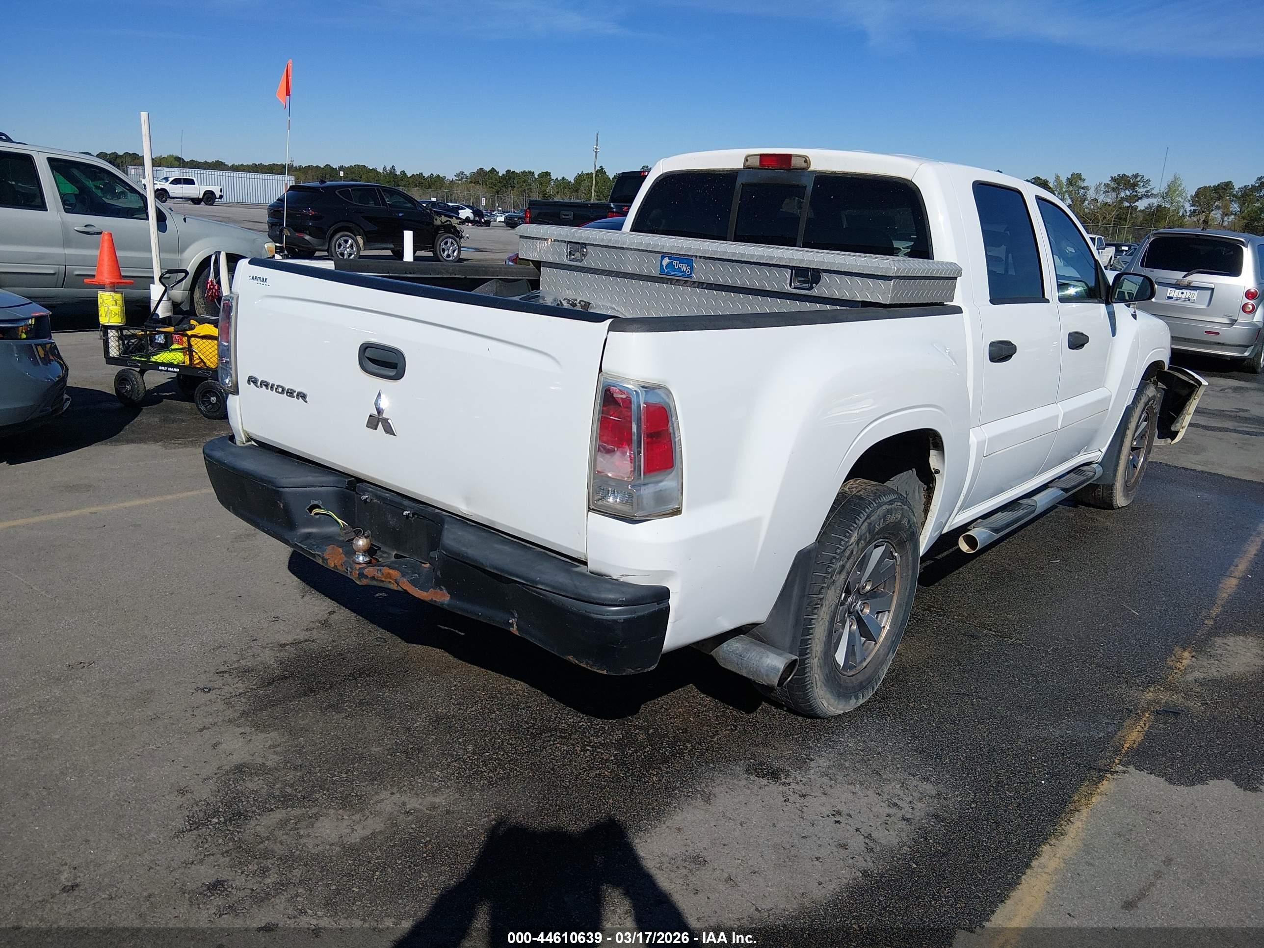 2008 Mitsubishi Raider Ls White vin: 1Z7HC28K98S572393