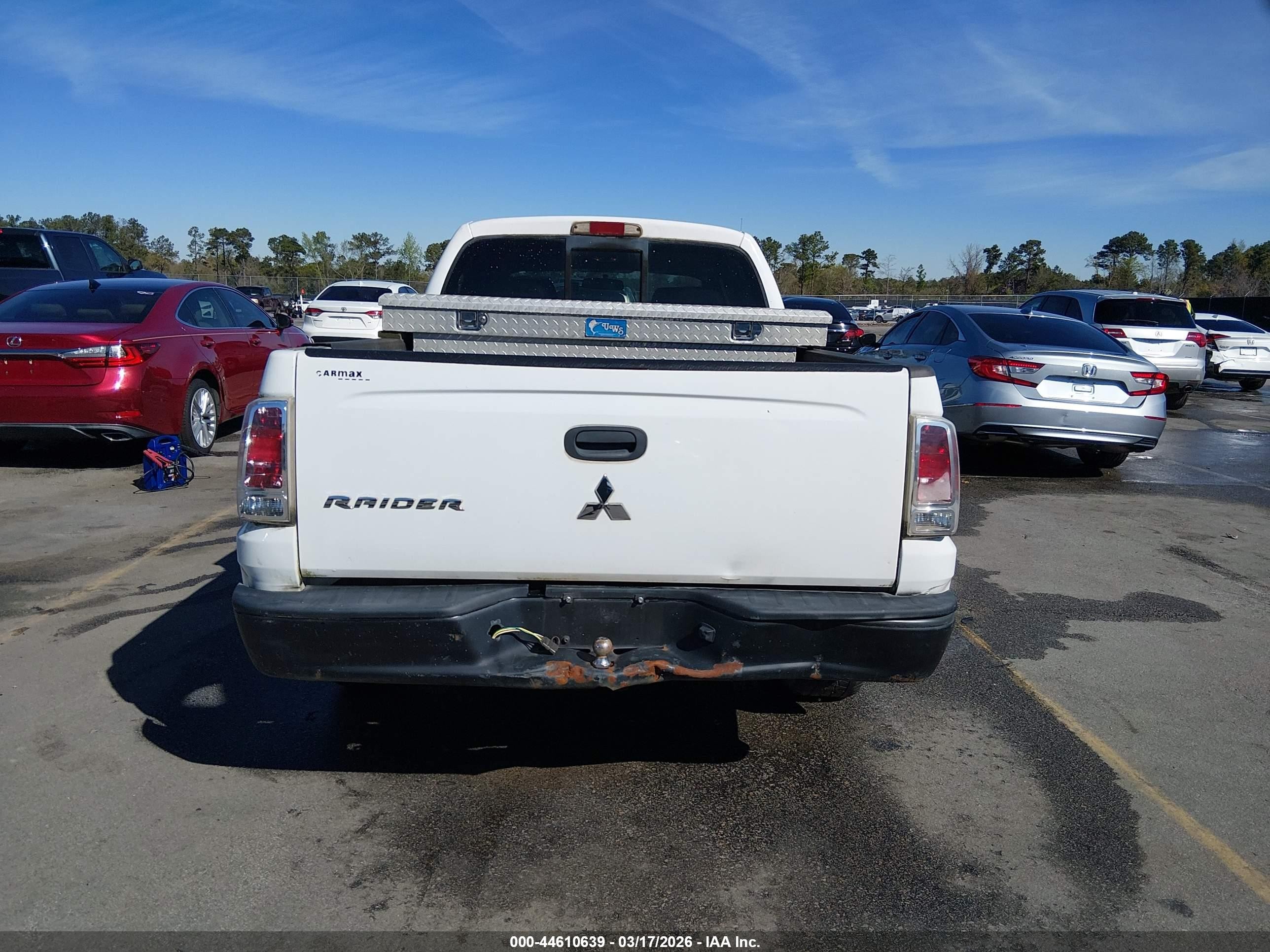 2008 Mitsubishi Raider Ls White vin: 1Z7HC28K98S572393