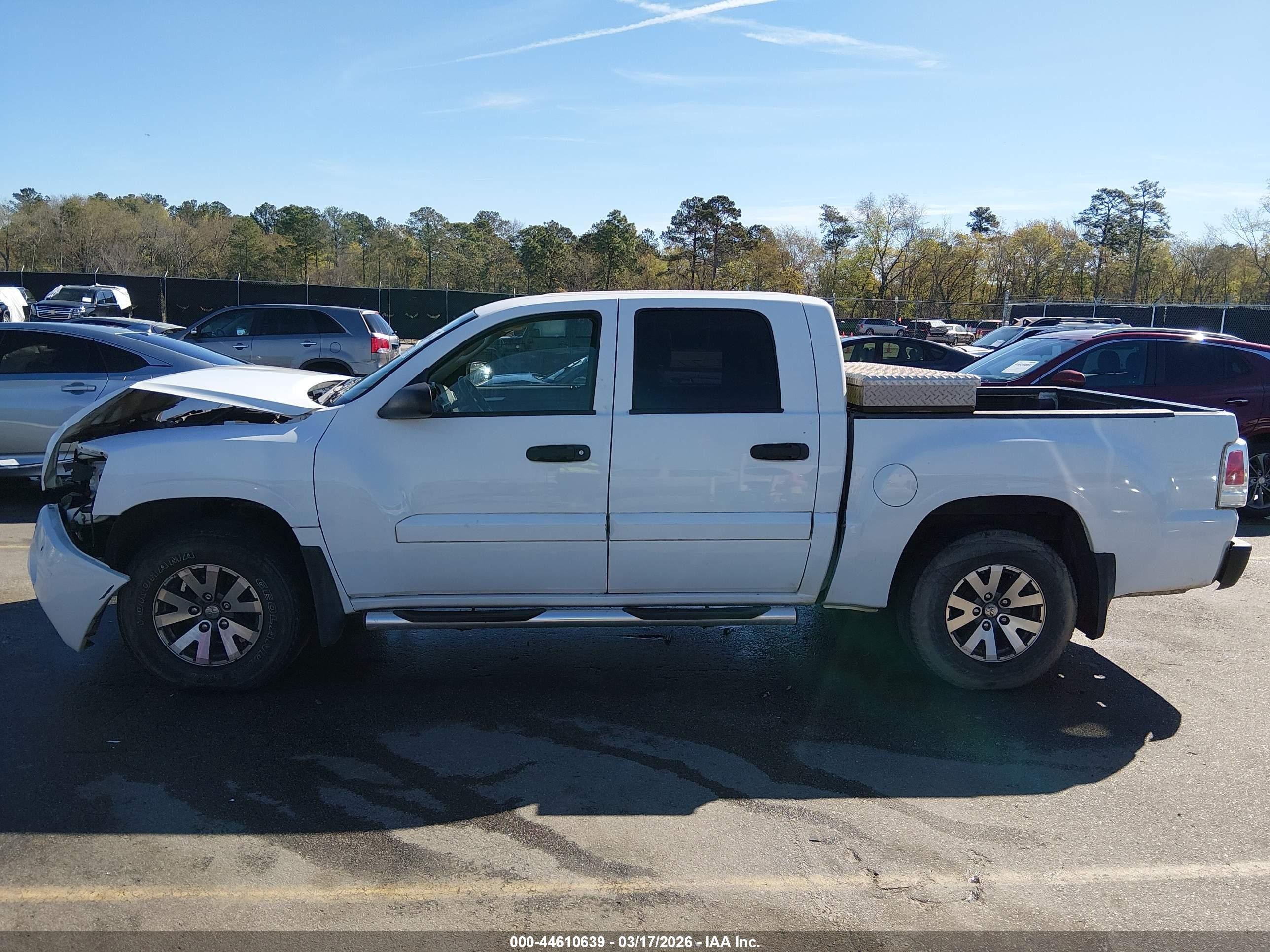 2008 Mitsubishi Raider Ls White vin: 1Z7HC28K98S572393