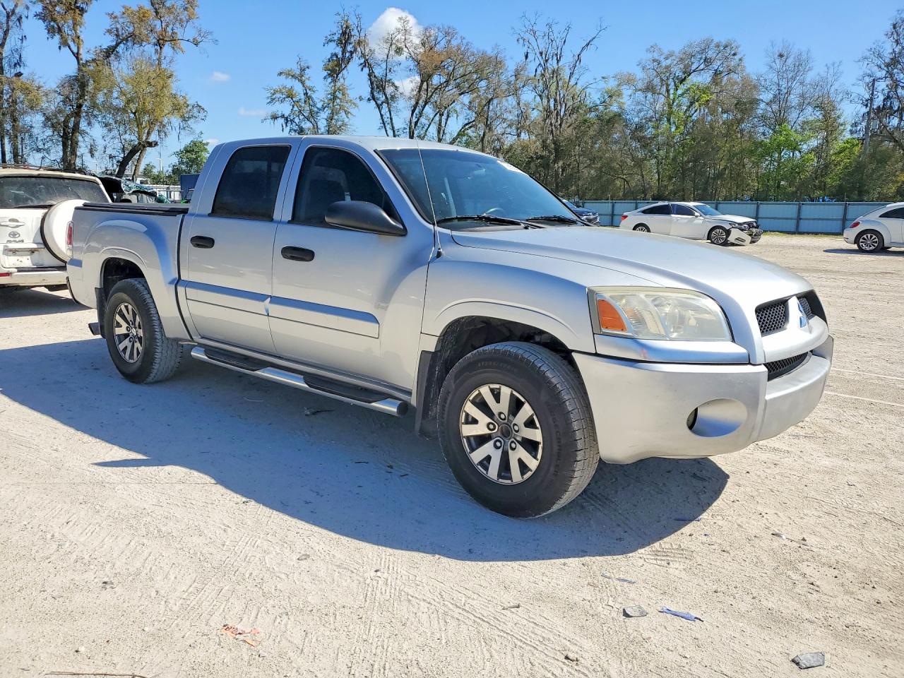 2009 Mitsubishi Raider Ls Silver vin: 1Z7HC28K99S729728